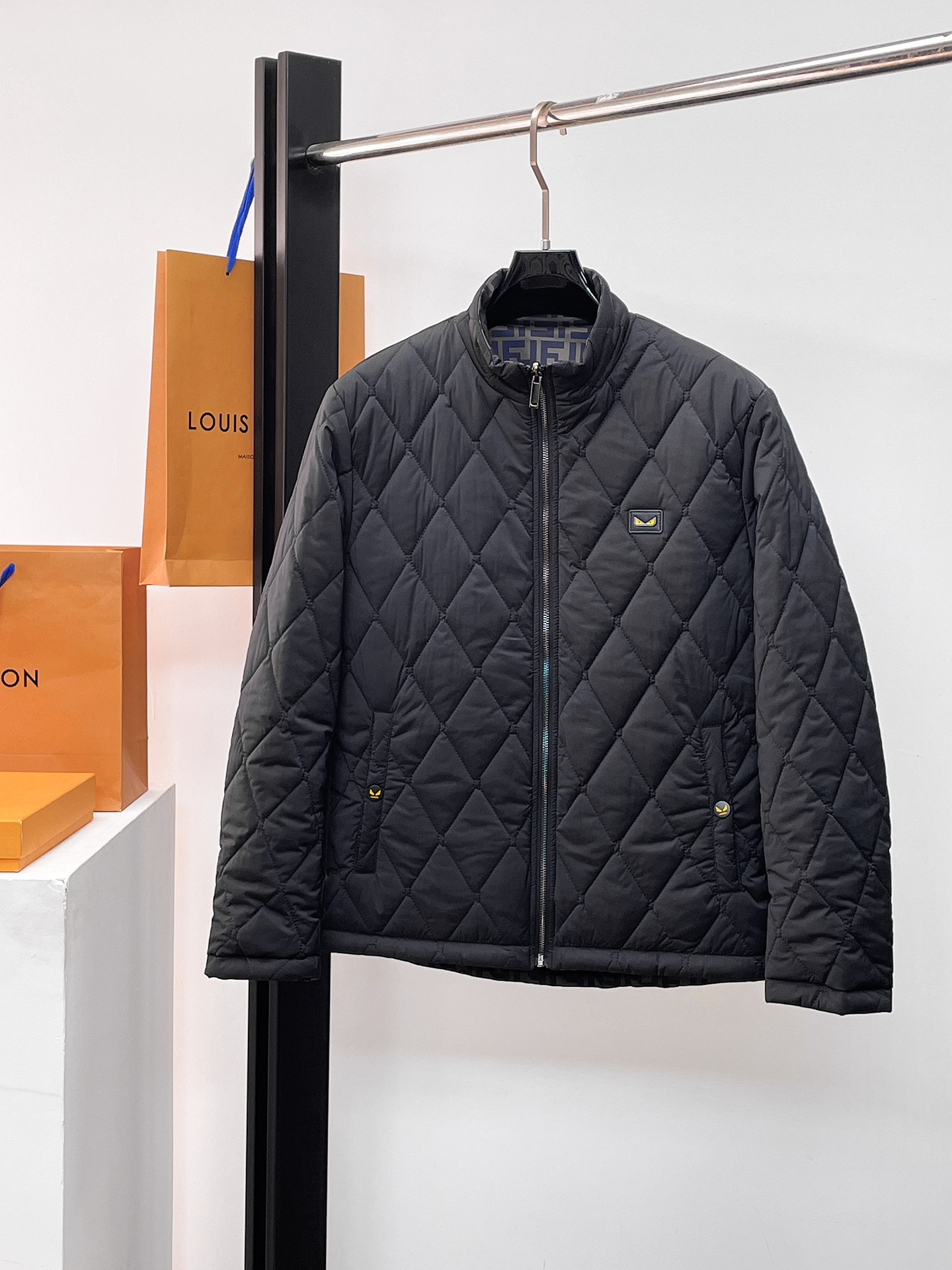 NO:662254,Fendi's new 2025ss winter double-sided down jacket with three complete standards. The new product on the show is in perfect condition. It is comfortable and warm, and the color is full and attractive. The design is very outstanding, and it can easily enhance the sense of fashion. The workmanship is extremely sophisticated and rigorous, and the wiring is neat and meticulous!  A masterpiece from a famous designer!  The upper body does not look bloated and is super handsome!  Available sizes M ~ XXXL,,fendi,jackets & coats,down jacket, 19860909芬迪 三标齐全 2025ss冬季新款双面穿羽绒棉服外套,秀场新品品相非常完美,舒适保暖,色泽饱满诱人,非常出彩的设计,轻松将时髦感进阶,做工极为考究严谨,走线工整细致！大牌设计师巨作！上身不显臃肿、超级帅气！现货码数M ～ XXXL,,fendi,jackets & coats,down jacket, ,Men's clothing