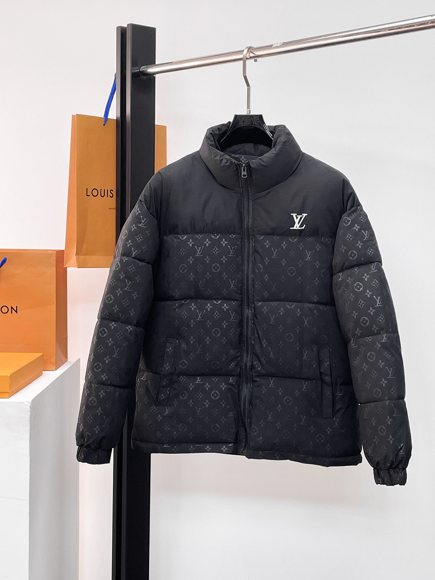 NO:662250,LV three-standard complete 2025ss winter new down jacket, the new product on the show is in perfect condition, comfortable and warm, the color is full and attractive, the design is very outstanding, it can easily enhance the fashion sense, the workmanship is extremely sophisticated and rigorous, and the wiring is neat and meticulous!  A masterpiece from a famous designer!  The upper body does not look bloated and is super handsome!  Available sizes M ~ XXXL,,louis vuitton,jackets & coats,down jacket, 19860909LV 三标齐全 2025ss冬季新款羽绒棉服外套,秀场新品品相非常完美,舒适保暖,色泽饱满诱人,非常出彩的设计,轻松将时髦感进阶,做工极为考究严谨,走线工整细致！大牌设计师巨作！上身不显臃肿、超级帅气！现货码数M ～ XXXL,,louis vuitton,jackets & coats,down jacket, ,Men's clothing