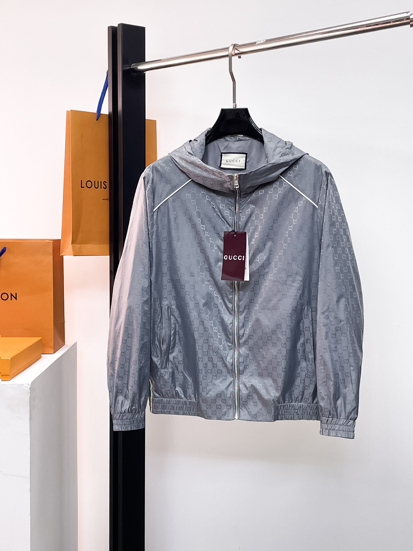 NO:662141,Same style as Gucci official website, on sale in advance!  2025ss new men's jacket, original three-standard high-end version!  With hidden hood, custom-made fabrics at the counter, highly breathable and comfortable, impeccable details, brand element design concept, reflecting high quality. It feels delicate and soft!  It presents a casual cut and the upper body shape is awesome!  Size M～3XL, maximum wear is 195kg.,,jackets & coats,jackets & coats,hats, 19860909古奇 官网同款,提前发售！2025ss新款男士夹克外套,原单三标齐全高端版本！带隐藏帽,专柜定制面料 透气舒适度高,细节无可挑剔,品牌元素设计理念,体现高品质.手感细腻柔软！呈现休闲裁剪,上身版型超赞！码数M～3XL,最大穿195斤.,,jackets & coats,jackets & coats,hats, ,Men's clothing