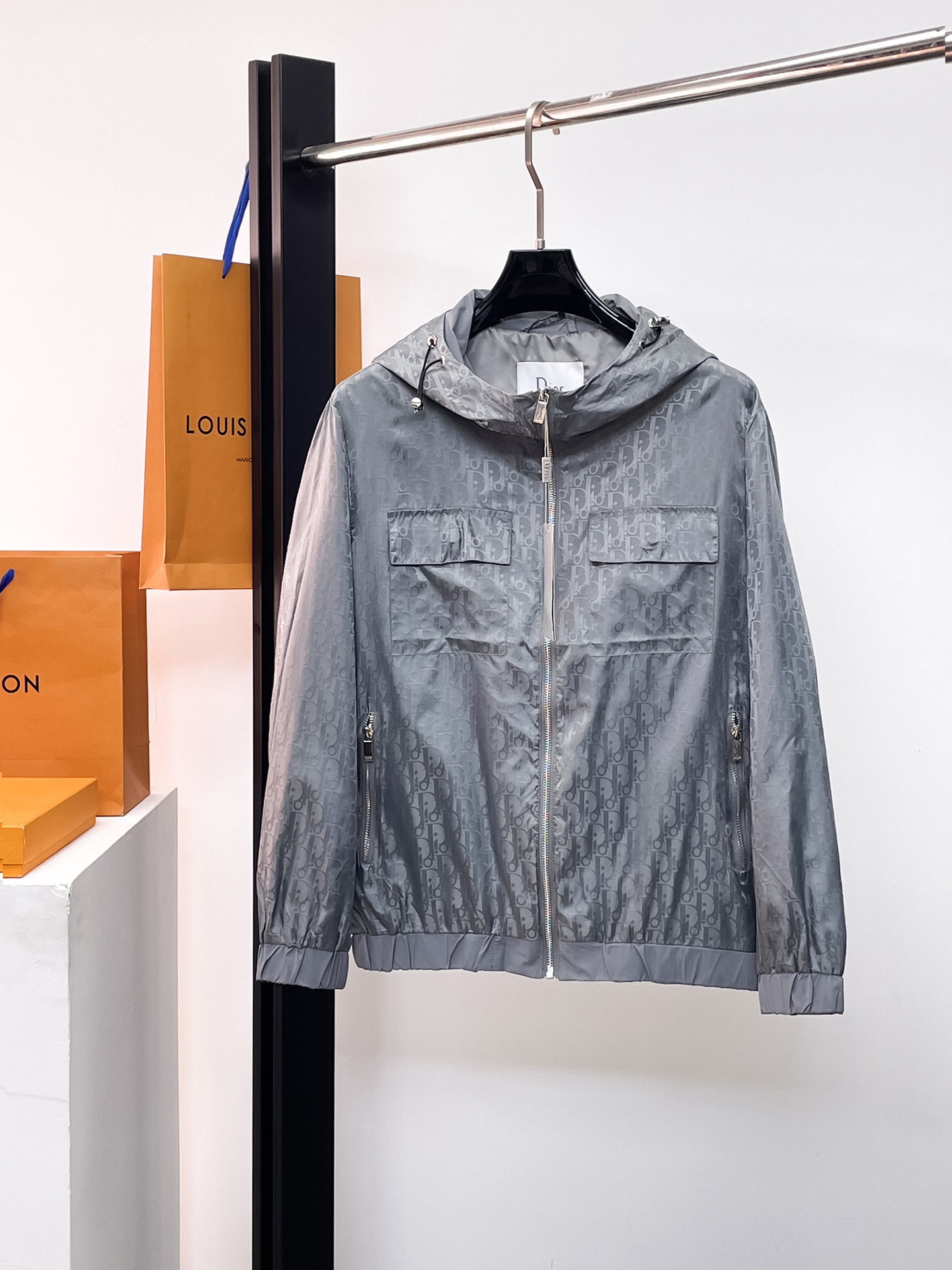 NO:662137,Same style as Dior official website, on sale in advance!  2025ss new men's jacket, original three-standard high-end version!  With hidden hood, custom-made fabrics at the counter, highly breathable and comfortable, impeccable details, brand element design concept, reflecting high quality. It feels delicate and soft!  It presents a casual cut and the upper body shape is awesome!  Size M～3XL, maximum wearing capacity is 195kg.,,dior,jackets & coats,jackets & coats,hats, 19860909迪奥 官网同款,提前发售！2025ss新款男士夹克外套,原单三标齐全高端版本！带隐藏帽,专柜定制面料 透气舒适度高,细节无可挑剔,品牌元素设计理念,体现高品质.手感细腻柔软！呈现休闲裁剪,上身版型超赞！码数M～3XL,最大穿195斤.,,dior,jackets & coats,jackets & coats,hats, ,Men's clothing