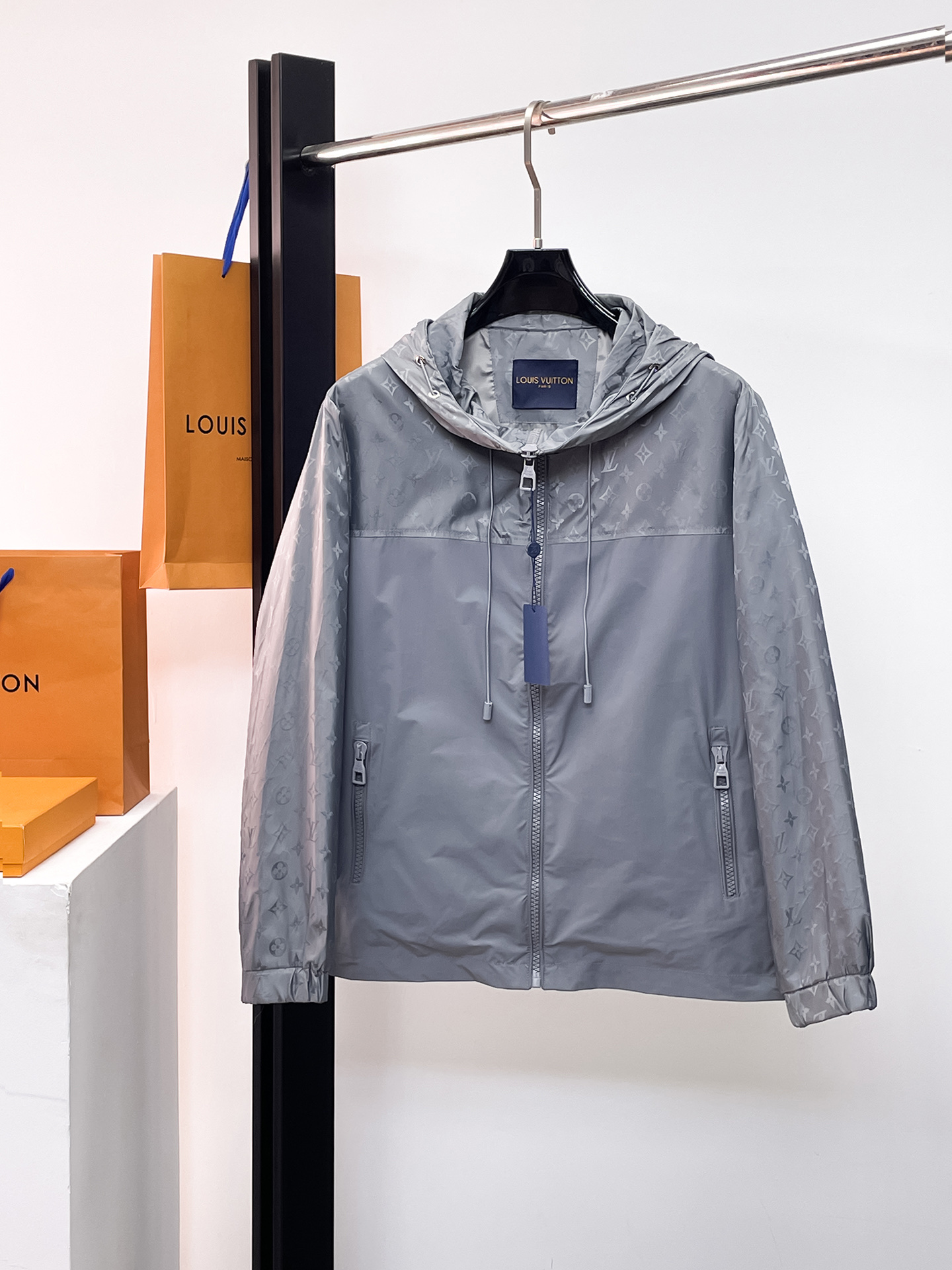 NO:662238,Same style as on LV official website, on sale in advance!  2025ss new men's jacket, original three-standard high-end version!  With hidden hood, custom-made fabrics at the counter, highly breathable and comfortable, impeccable details, brand element design concept, reflecting high quality. It feels delicate and soft!  It presents a casual cut and the upper body shape is awesome!  Size M～3XL, maximum wear is 195kg.,,louis vuitton,jackets & coats,jackets & coats,hats, 19860909LV 官网同款,提前发售！2025ss新款男士夹克外套,原单三标齐全高端版本！带隐藏帽,专柜定制面料 透气舒适度高,细节无可挑剔,品牌元素设计理念,体现高品质.手感细腻柔软！呈现休闲裁剪,上身版型超赞！码数M～3XL,最大穿195斤.,,louis vuitton,jackets & coats,jackets & coats,hats, ,Men's clothing