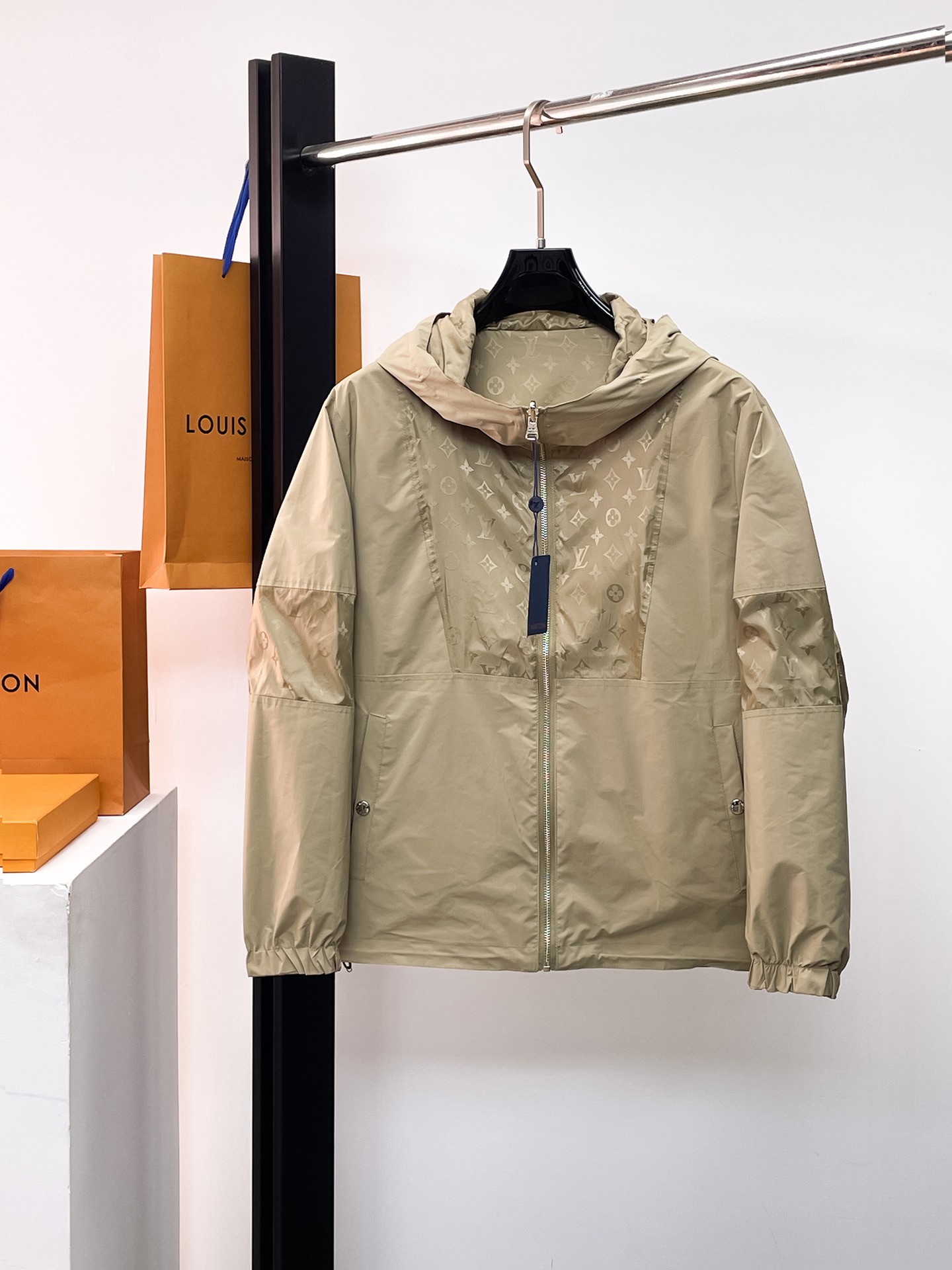 NO:662234,Same style as on LV official website, on sale in advance!  2025ss new men's reversible jacket, original single and three-standard high-end version!  With hidden hood, custom-made fabrics at the counter, highly breathable and comfortable, impeccable details, brand element design concept, reflecting high quality. It feels delicate and soft!  It presents a casual cut and the upper body shape is awesome!  Size M～3XL, maximum wear is 195kg.,,louis vuitton,jackets & coats,jackets & coats,hats, 19860909LV 官网同款,提前发售！2025ss新款男士双面穿夹克外套,原单三标齐全高端版本！带隐藏帽,专柜定制面料 透气舒适度高,细节无可挑剔,品牌元素设计理念,体现高品质.手感细腻柔软！呈现休闲裁剪,上身版型超赞！码数M～3XL,最大穿195斤.,,louis vuitton,jackets & coats,jackets & coats,hats, ,Men's clothing