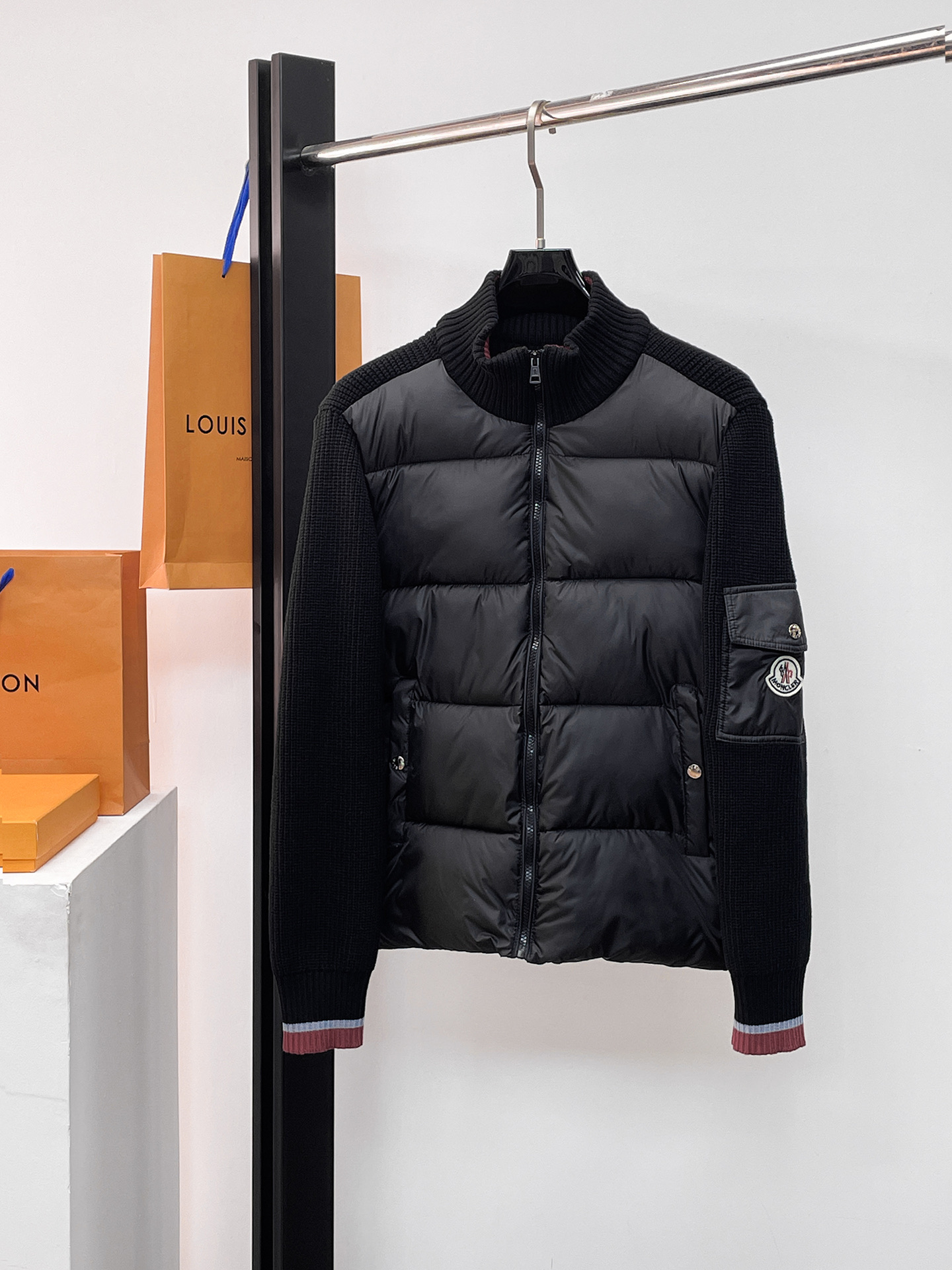 NO:662247,Mengkou, complete with three standards, 2025ss new winter down jacket, the new product in the show is in perfect condition, comfortable and warm, the color is full and attractive, the very outstanding design can easily enhance the fashion sense, the workmanship is extremely sophisticated and rigorous, and the wiring is neat and meticulous!  A masterpiece from a famous designer!  The upper body does not look bloated and is super handsome!  Available sizes M ~ XXXL,,Moncler,jackets & coats,down jacket, 19860909蒙口 三标齐全 2025ss冬季新款羽绒棉服外套,秀场新品品相非常完美,舒适保暖,色泽饱满诱人,非常出彩的设计,轻松将时髦感进阶,做工极为考究严谨,走线工整细致！大牌设计师巨作！上身不显臃肿、超级帅气！现货码数M ～ XXXL,,Moncler,jackets & coats,down jacket, ,Men's clothing