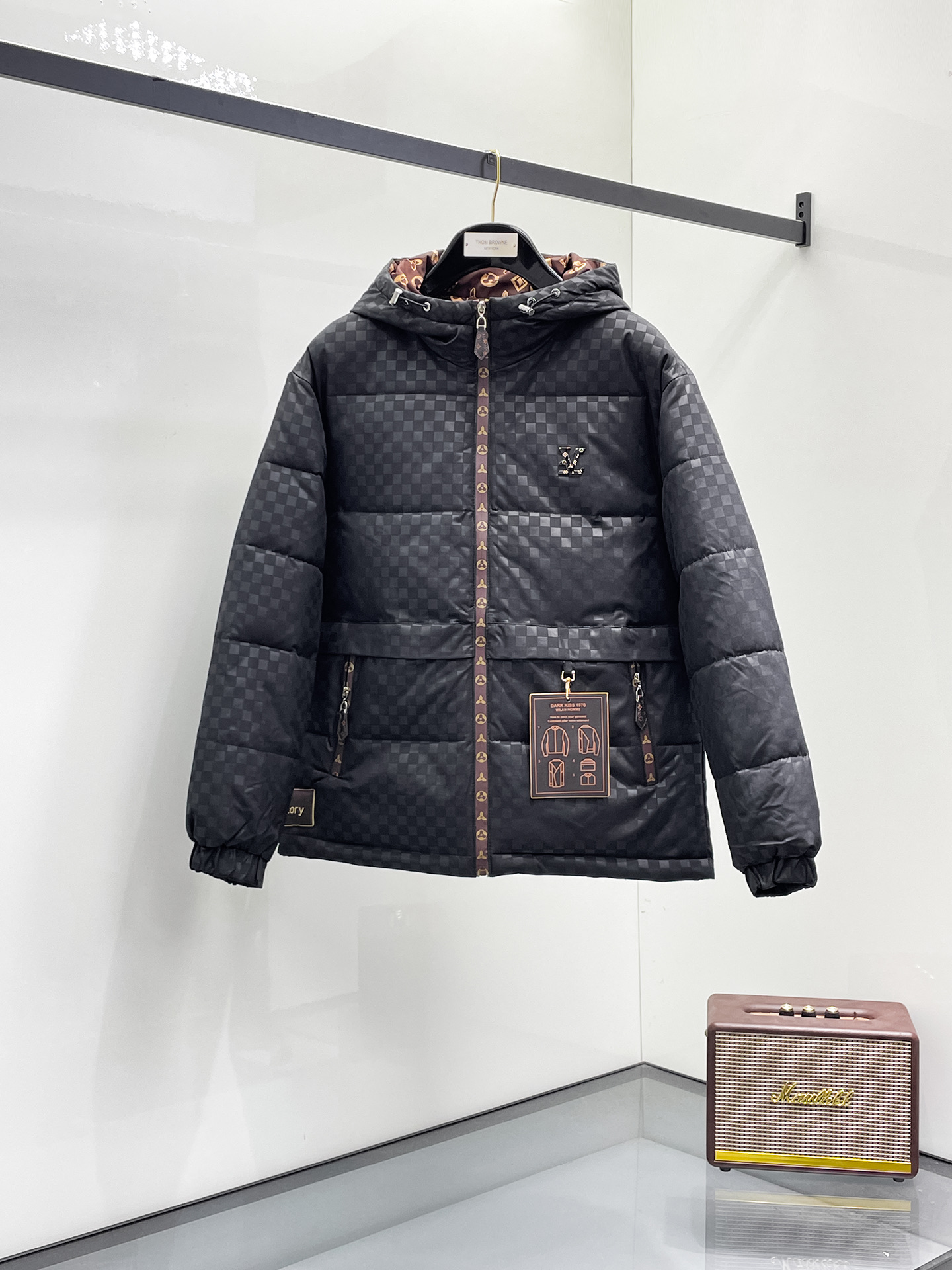 NO:731448,Support replacement after the year!  LV three-standard complete 2025ss winter new down jacket, the new product on the show is in perfect condition, comfortable and warm, the color is full and attractive, the design is very outstanding, it can easily enhance the fashion sense, the workmanship is extremely sophisticated and rigorous, and the wiring is neat and meticulous!  A masterpiece from a famous designer!  The upper body does not look bloated and is super handsome!  Available code sizes are M ~ XXXL and support exchange after the end of the year!  Arc'teryx's 2025ss winter new down jacket with all three standards, the new product on the show is in perfect condition, comfortable and warm, the color is full and attractive, the design is very outstanding, it can easily enhance the fashion sense, the workmanship is extremely sophisticated and rigorous, and the wiring is neat and meticulous!  A masterpiece from a famous designer!  The upper body does not look bloated and is super handsome!  Available sizes M ~ XXXL,,louis vuittonarc'teryx,jackets & coats,down jacket,19860909支持年后退换！LV 三标齐全 2025ss冬季新款羽绒棉服外套,秀场新品品相非常完美,舒适保暖,色泽饱满诱人,非常出彩的设计,轻松将时髦感进阶,做工极为考究严谨,走线工整细致！大牌设计师巨作！上身不显臃肿、超级帅气！现货码数M ～ XXXL支持年后退换！ 始祖鸟 三标齐全 2025ss冬季新款羽绒棉服外套,秀场新品品相非常完美,舒适保暖,色泽饱满诱人,非常出彩的设计,轻松将时髦感进阶,做工极为考究严谨,走线工整细致！大牌设计师巨作！上身不显臃肿、超级帅气！现货码数M ～ XXXL,,louis vuittonarc'teryx,jackets & coats,down jacket,,Men's clothing