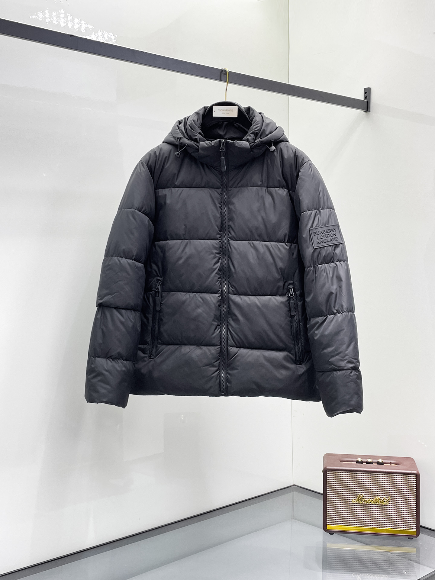 NO:731452,Support replacement after the year!  Burberry's new 2025ss winter down jacket with all three standards, the new product on the show is in perfect condition, comfortable and warm, the color is full and attractive, the design is very outstanding, it can easily enhance the fashion sense, the workmanship is extremely sophisticated and rigorous, and the wiring is neat and meticulous!  A masterpiece from a famous designer!  The upper body does not look bloated and is super handsome!  Available code sizes are M ~ XXXL and support exchange after the end of the year!  Arc'teryx's 2025ss winter new down jacket with all three standards, the new product on the show is in perfect condition, comfortable and warm, the color is full and attractive, the design is very outstanding, it can easily enhance the fashion sense, the workmanship is extremely sophisticated and rigorous, and the wiring is neat and meticulous!  A masterpiece from a famous designer!  The upper body does not look bloated and is super handsome!  Available sizes M ~ XXXL,,burberryarc'teryx,jackets & coats,down jacket,19860909支持年后退换！巴宝莉 三标齐全 2025ss冬季新款羽绒棉服外套,秀场新品品相非常完美,舒适保暖,色泽饱满诱人,非常出彩的设计,轻松将时髦感进阶,做工极为考究严谨,走线工整细致！大牌设计师巨作！上身不显臃肿、超级帅气！现货码数M ～ XXXL支持年后退换！ 始祖鸟 三标齐全 2025ss冬季新款羽绒棉服外套,秀场新品品相非常完美,舒适保暖,色泽饱满诱人,非常出彩的设计,轻松将时髦感进阶,做工极为考究严谨,走线工整细致！大牌设计师巨作！上身不显臃肿、超级帅气！现货码数M ～ XXXL,,burberryarc'teryx,jackets & coats,down jacket,,Men's clothing