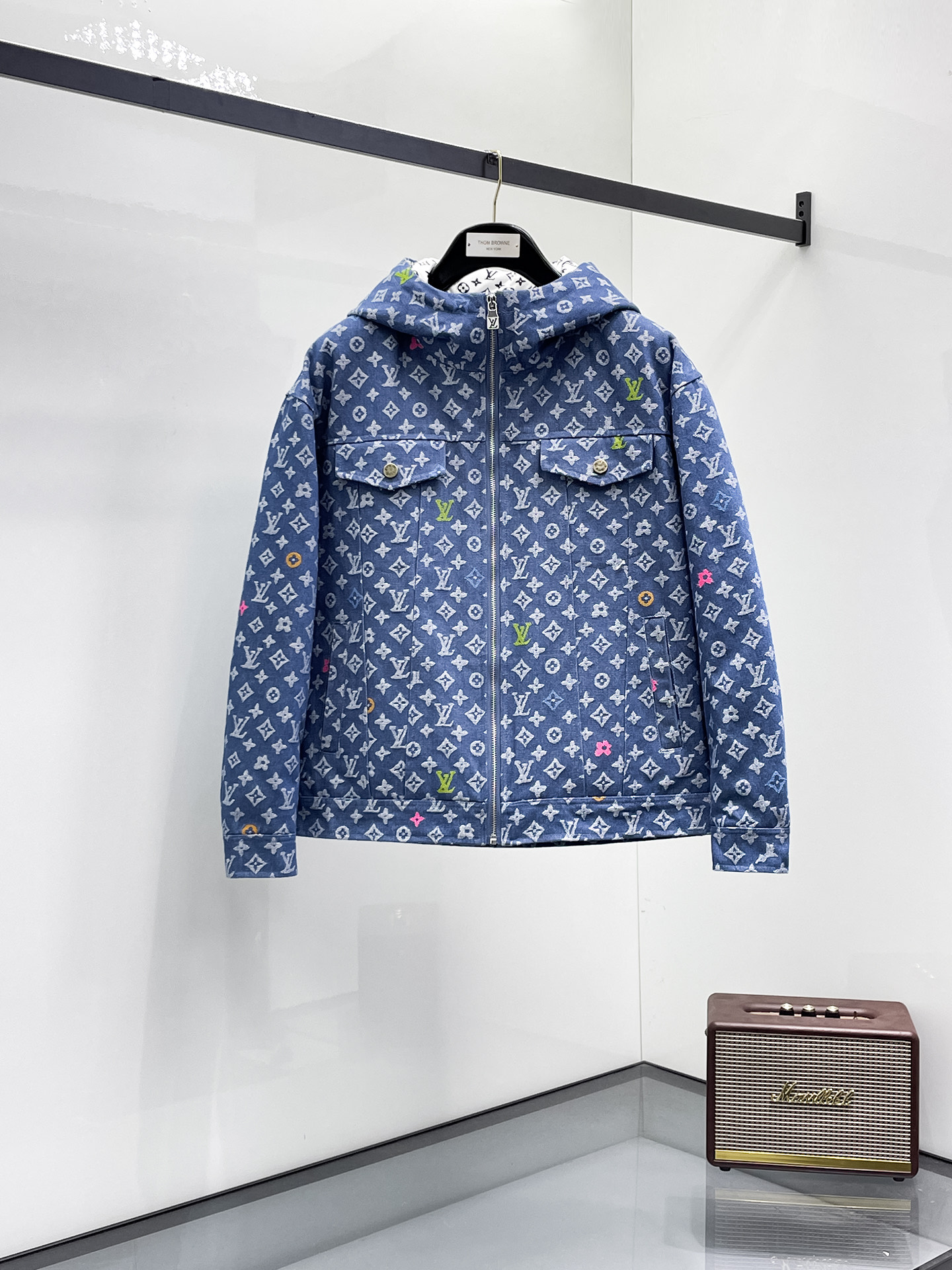 NO:731525,Support replacement after the year!  LV 2025ss new winter product, fashionable top down jacket, filled with imported down, the highest quality on the market, imported fabrics, the highest lining standards, no down, all accessories and hardware are custom-made from the original factory, 10 years of focus on clothing production, ensuring the smoothness of each piece of clothing, the Rolls Royce of down jackets, sizes M-L-XL-2XL-3XL,, Louis Vuitton, down jacket,19860909支持年后退换！ LV 2025ss冬季新品,时尚顶级羽绒服 填充进口羽绒朵,市面最高品质,进口面料,里布最高标准,绝不跑绒,辅料五金全部原厂定做,10年专注服装生产,保证每件衣服的平整性,羽绒服界的劳斯莱斯 尺码M-L-XL-2XL-3XL,,louis vuitton,down jacket,,Men's clothing