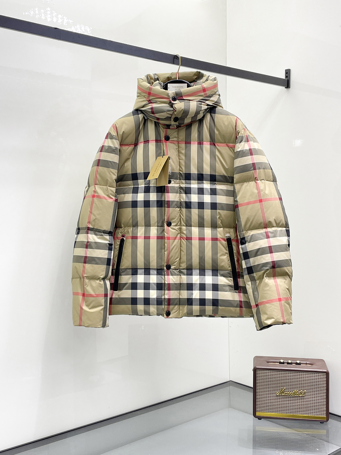 NO:731556,Support replacement after the year!  Burberry 2025ss new winter products, fashionable top down jackets, filled with imported down, the highest quality on the market, imported fabrics, the highest lining standards, never running down, accessories and hardware are all custom-made from the original factory, 10 years of focus on clothing production, ensuring the smoothness of each piece of clothing, the Rolls-Royce of the down jacket industry, sizes M-L-XL-2XL-3XL,, burberry, down jacket,19860909支持年后退换！ 巴宝莉 2025ss冬季新品,时尚顶级羽绒服 填充进口羽绒朵,市面最高品质,进口面料,里布最高标准,绝不跑绒,辅料五金全部原厂定做,10年专注服装生产,保证每件衣服的平整性,羽绒服界的劳斯莱斯 尺码M-L-XL-2XL-3XL,,burberry,down jacket,,Men's clothing