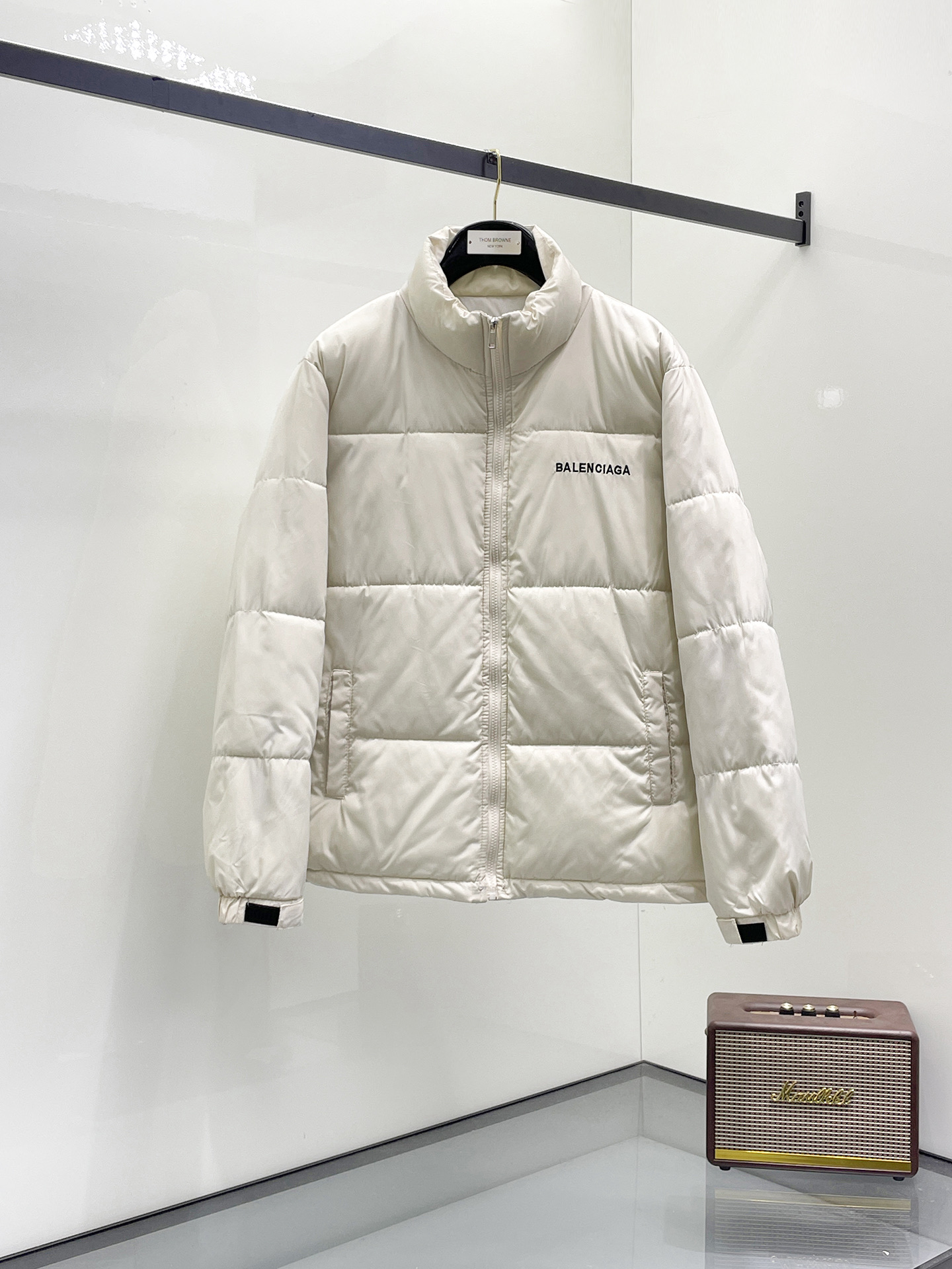 NO:731459,Support replacement after the year!  Balenciaga's 2025ss new winter down jacket with all three standards, the new product on the show is in perfect condition, comfortable and warm, the color is full and attractive, the design is very brilliant, it can easily enhance the sense of fashion, the workmanship is extremely sophisticated and rigorous, and the wiring is neat and meticulous!  A masterpiece from a famous designer!  The upper body does not look bloated and is super handsome!  Available code sizes are M ~ XXXL and support exchange after the end of the year!  Arc'teryx's 2025ss winter new down jacket with all three standards, the new product on the show is in perfect condition, comfortable and warm, the color is full and attractive, the design is very outstanding, it can easily enhance the fashion sense, the workmanship is extremely sophisticated and rigorous, and the wiring is neat and meticulous!  A masterpiece from a famous designer!  The upper body does not look bloated and is super handsome!  Available sizes M ~ XXXL,,balenciagaarc'teryx,jackets & coats,down jacket,19860909支持年后退换！巴黎世家 三标齐全 2025ss冬季新款羽绒棉服外套,秀场新品品相非常完美,舒适保暖,色泽饱满诱人,非常出彩的设计,轻松将时髦感进阶,做工极为考究严谨,走线工整细致！大牌设计师巨作！上身不显臃肿、超级帅气！现货码数M ～ XXXL支持年后退换！ 始祖鸟 三标齐全 2025ss冬季新款羽绒棉服外套,秀场新品品相非常完美,舒适保暖,色泽饱满诱人,非常出彩的设计,轻松将时髦感进阶,做工极为考究严谨,走线工整细致！大牌设计师巨作！上身不显臃肿、超级帅气！现货码数M ～ XXXL,,balenciagaarc'teryx,jackets & coats,down jacket,,Men's clothing