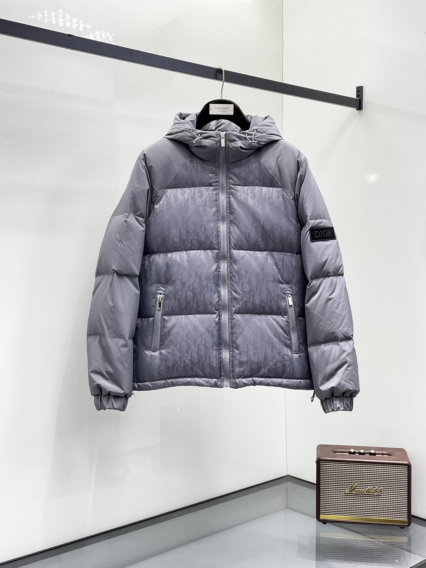 NO:731531,Support replacement after the year!  Dior 2025ss new winter product, fashionable top down jacket filled with imported down, the highest quality on the market, imported fabrics, the highest lining standards, no down, all accessories and hardware are custom-made from the original factory, 10 years of focus on clothing production, ensuring the smoothness of each piece of clothing, the Rolls Royce of down jackets, sizes M-L-XL-2XL-3XL,, dior, down jacket,19860909支持年后退换！ 迪奥 2025ss冬季新品,时尚顶级羽绒服 填充进口羽绒朵,市面最高品质,进口面料,里布最高标准,绝不跑绒,辅料五金全部原厂定做,10年专注服装生产,保证每件衣服的平整性,羽绒服界的劳斯莱斯 尺码M-L-XL-2XL-3XL,,dior,down jacket,,Men's clothing