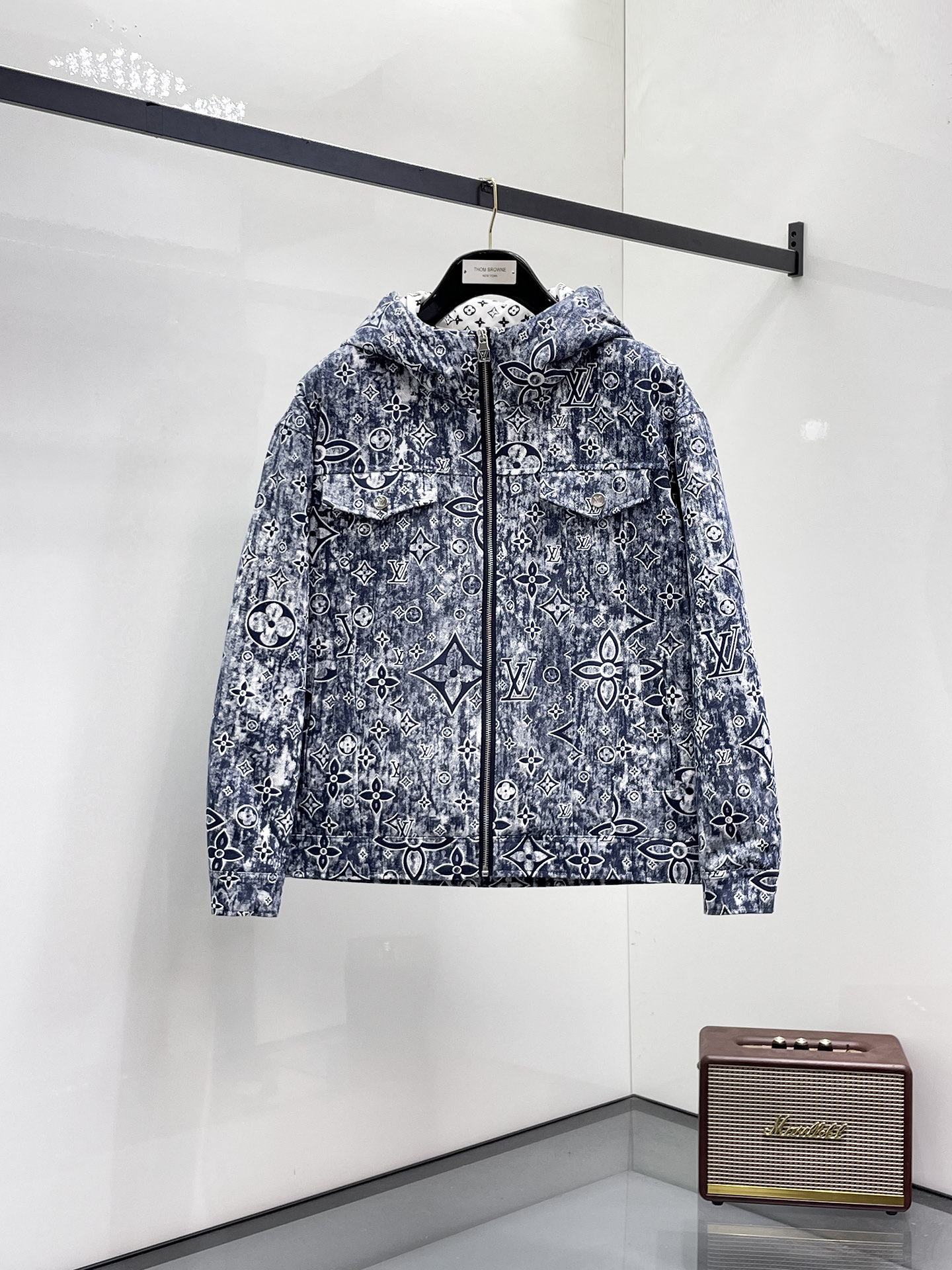 NO:731552,Support replacement after the year!  LV 2025ss new winter product, fashionable top down jacket, filled with imported down, the highest quality on the market, imported fabrics, the highest lining standards, no down, all accessories and hardware are custom-made from the original factory, 10 years of focus on clothing production, ensuring the smoothness of each piece of clothing, the Rolls Royce of down jackets, sizes M-L-XL-2XL-3XL,, Louis Vuitton, down jacket,19860909支持年后退换！ LV 2025ss冬季新品,时尚顶级羽绒服 填充进口羽绒朵,市面最高品质,进口面料,里布最高标准,绝不跑绒,辅料五金全部原厂定做,10年专注服装生产,保证每件衣服的平整性,羽绒服界的劳斯莱斯 尺码M-L-XL-2XL-3XL,,louis vuitton,down jacket,,Men's clothing