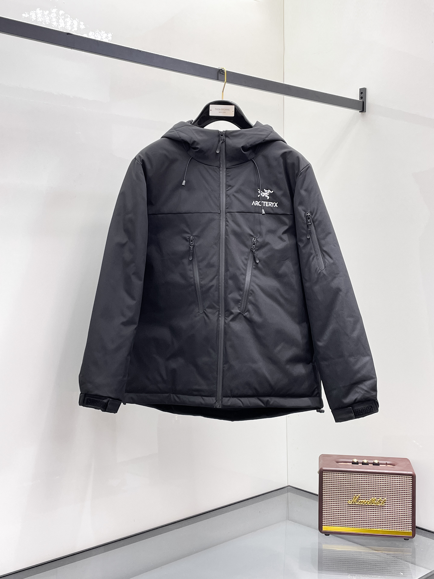 NO:731468,Support replacement after the year!  Arc'teryx 2025ss winter new product, fashionable top down jacket, filled with imported down, the highest quality on the market, imported fabrics, the highest lining standards, never running down, accessories and hardware are all custom-made from the original factory, 10 years of focus on clothing production, ensuring the smoothness of each piece of clothing, the Rolls Royce of down jackets, sizes M-L-XL-2XL-3XL, arc'teryx, down jacket,19860909支持年后退换！ 始祖鸟 2025ss冬季新品,时尚顶级羽绒服 填充进口羽绒朵,市面最高品质,进口面料,里布最高标准,绝不跑绒,辅料五金全部原厂定做,10年专注服装生产,保证每件衣服的平整性,羽绒服界的劳斯莱斯 尺码M-L-XL-2XL-3XL,arc'teryx,down jacket,,Men's clothing