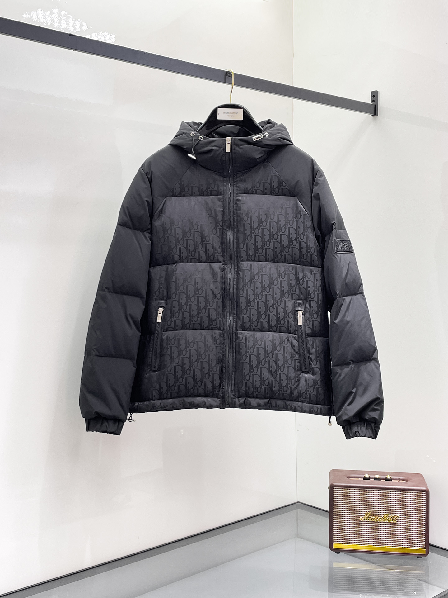 NO:731538,Support replacement after the year!  Dior 2025ss new winter product, fashionable top down jacket filled with imported down, the highest quality on the market, imported fabrics, the highest lining standards, no down, all accessories and hardware are custom-made from the original factory, 10 years of focus on clothing production, ensuring the smoothness of each piece of clothing, the Rolls Royce of down jackets, sizes M-L-XL-2XL-3XL,, dior, down jacket,19860909支持年后退换！ 迪奥 2025ss冬季新品,时尚顶级羽绒服 填充进口羽绒朵,市面最高品质,进口面料,里布最高标准,绝不跑绒,辅料五金全部原厂定做,10年专注服装生产,保证每件衣服的平整性,羽绒服界的劳斯莱斯 尺码M-L-XL-2XL-3XL,,dior,down jacket,,Men's clothing