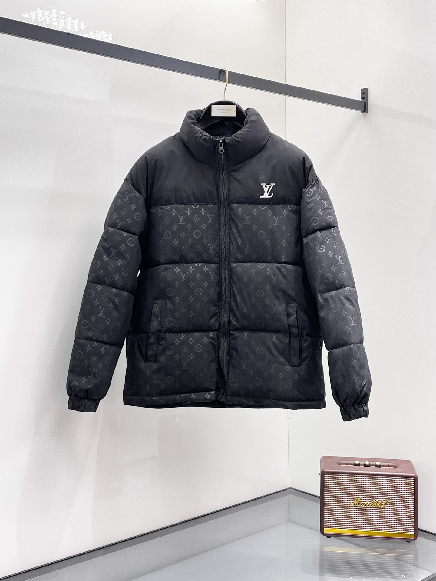 NO:731471,Support replacement after the year!  LV three-standard complete 2025ss winter new down jacket, the new product on the show is in perfect condition, comfortable and warm, the color is full and attractive, the design is very outstanding, it can easily enhance the fashion sense, the workmanship is extremely sophisticated and rigorous, and the wiring is neat and meticulous!  A masterpiece from a famous designer!  The upper body does not look bloated and is super handsome!  Available code sizes are M ~ XXXL and support exchange after the end of the year!  Arc'teryx's 2025ss winter new down jacket with all three standards, the new product on the show is in perfect condition, comfortable and warm, the color is full and attractive, the design is very outstanding, it can easily enhance the fashion sense, the workmanship is extremely sophisticated and rigorous, and the wiring is neat and meticulous!  A masterpiece from a famous designer!  The upper body does not look bloated and is super handsome!  Available sizes M ~ XXXL,,louis vuittonarc'teryx,jackets & coats,down jacket,19860909支持年后退换！LV 三标齐全 2025ss冬季新款羽绒棉服外套,秀场新品品相非常完美,舒适保暖,色泽饱满诱人,非常出彩的设计,轻松将时髦感进阶,做工极为考究严谨,走线工整细致！大牌设计师巨作！上身不显臃肿、超级帅气！现货码数M ～ XXXL支持年后退换！ 始祖鸟 三标齐全 2025ss冬季新款羽绒棉服外套,秀场新品品相非常完美,舒适保暖,色泽饱满诱人,非常出彩的设计,轻松将时髦感进阶,做工极为考究严谨,走线工整细致！大牌设计师巨作！上身不显臃肿、超级帅气！现货码数M ～ XXXL,,louis vuittonarc'teryx,jackets & coats,down jacket,,Men's clothing