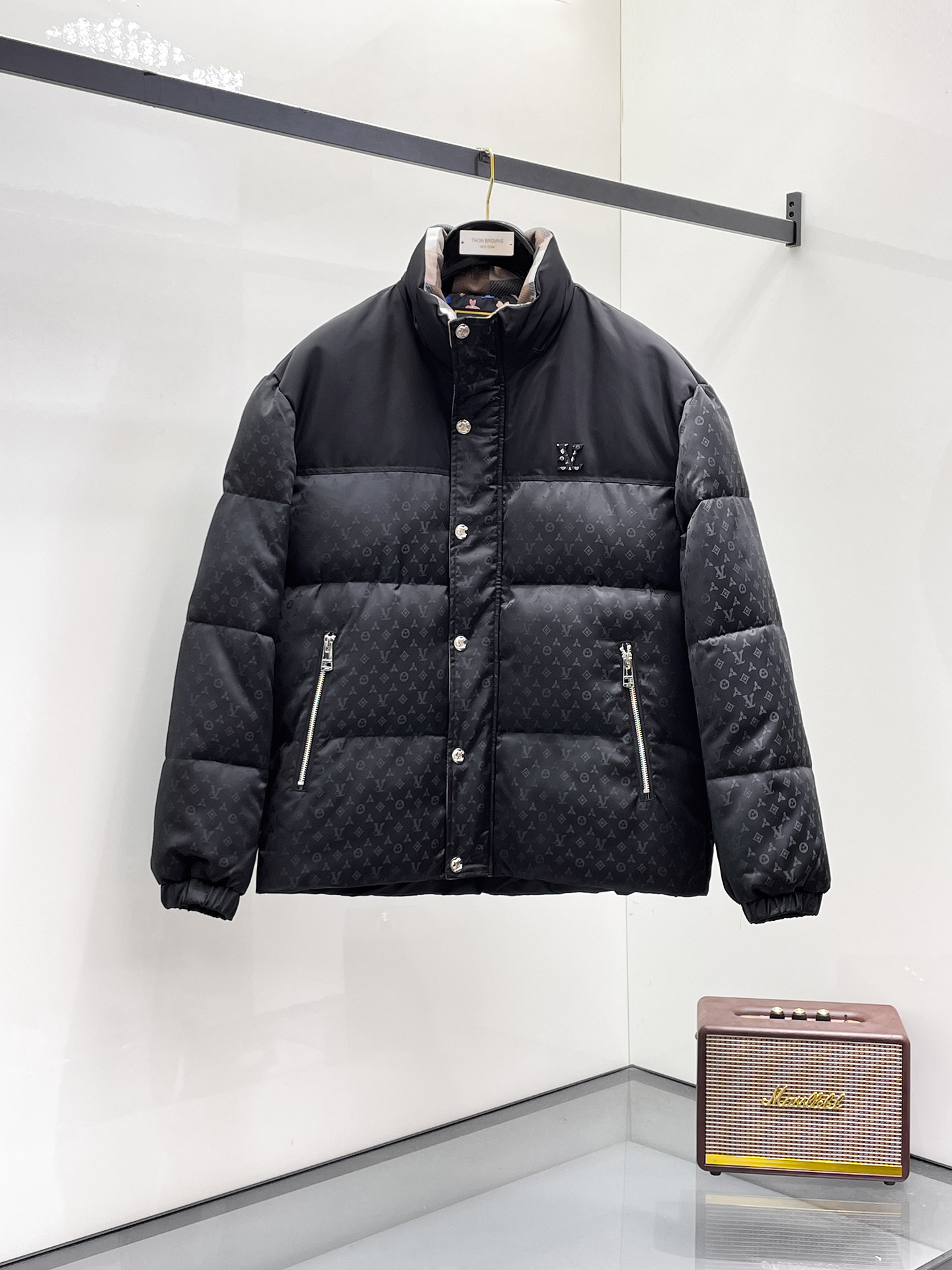 NO:731550,Support replacement after the year!  LV three-standard complete 2025ss winter new down jacket, the new product on the show is in perfect condition, comfortable and warm, the color is full and attractive, the design is very outstanding, it can easily enhance the fashion sense, the workmanship is extremely sophisticated and rigorous, and the wiring is neat and meticulous!  A masterpiece from a famous designer!  The upper body does not look bloated and is super handsome!  Available code sizes are M ~ XXXL and support exchange after the end of the year!  Arc'teryx's 2025ss winter new down jacket with all three standards, the new product on the show is in perfect condition, comfortable and warm, the color is full and attractive, the design is very outstanding, it can easily enhance the fashion sense, the workmanship is extremely sophisticated and rigorous, and the wiring is neat and meticulous!  A masterpiece from a famous designer!  The upper body does not look bloated and is super handsome!  Available sizes M ~ XXXL,,louis vuittonarc'teryx,jackets & coats,down jacket,19860909支持年后退换！LV 三标齐全 2025ss冬季新款羽绒棉服外套,秀场新品品相非常完美,舒适保暖,色泽饱满诱人,非常出彩的设计,轻松将时髦感进阶,做工极为考究严谨,走线工整细致！大牌设计师巨作！上身不显臃肿、超级帅气！现货码数M ～ XXXL支持年后退换！ 始祖鸟 三标齐全 2025ss冬季新款羽绒棉服外套,秀场新品品相非常完美,舒适保暖,色泽饱满诱人,非常出彩的设计,轻松将时髦感进阶,做工极为考究严谨,走线工整细致！大牌设计师巨作！上身不显臃肿、超级帅气！现货码数M ～ XXXL,,louis vuittonarc'teryx,jackets & coats,down jacket,,Men's clothing