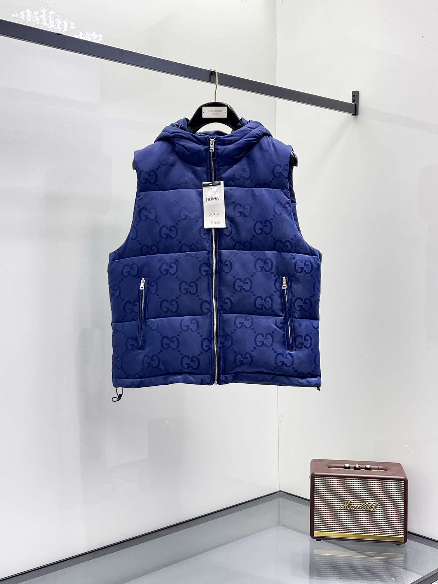 NO:731554,*Quality* Supports replacement after the year! GUCCI｜Gucci Cabinet-level classic down vest Description This short Parker down is made of longue Saion fabric. The garment is full of functional details to ensure warmth and care. The entire down is very particular about the craftsmanship and the workmanship is extremely complex. Zipper pockets, adjustable cuffs and snap-button zipper flap placket. The sleeves are embellished with trademarks. It adds a unique atmosphere to the overall shape while significantly improving the protective performance. Material process analysis 1 Original version creates a high-end exclusive model 290 duck down, the most down-filled on the market, never fake goose down and other misunderstandings 3 Fabric: nylon; Lining: nylon, one of the best on the market, everything is customized according to the original version. 4 The electroplated hardware produced by the original processing factory is all original factory customization, non-market replicas. 5 Produced by a same OEM factory, there is no ambiguity in terms of quality. Everyone who ships from a large factory understands the craftsmanship, QA and QC quality inspection of workers. It is not comparable to that of small factories in the market. GUCCI down jackets, let’s not brag, there is almost no one that can do better than us at present! Make an original product with care, so that every customer has the confidence to introduce to his customers that this is the top replica version in China. A good product does not need too many soft articles to set it off, only junk products will boast that the original Z supports replacement after the year! P Use thousands of words to impress consumers! Size M-3XL Color blue,,gucci,gucci,down jacket,19860909*品质级* 支持年后退换！ GUCCI｜古驰 柜柜级经典羽绒马甲 描述 该款短款派克羽绒采用 longue Saion面料制成,服装满载功能性细节,确保温暖呵护.整件羽绒对工艺走线非常讲究,做工及其复杂,拉链口袋、可调节袖口以及按扣拉链翻盖门襟.衣袖点缀商标.为整体造型增添一抹独特气息的同时防护性能显著提升. 材料工艺解析 1原版打造高级感独家款 290普鸭绒,市面充绒最满,绝不吹虚鹅绒等一系列的错误理解 3 面料: 锦纶; 里料: 锦纶 ,市面最顶级没有之一,一切遵照原版定制. 4原代加工厂出品电镀五金,全部原厂定制,非市场各类复刻版 5某同代工厂出品,在品质方面一直是不去含糊,大厂出货大家都懂工人的工艺、QA与Qc品检 不是市面小厂可比的. GUCCI羽绒服,不吹嘘,目前能比我们做的更好的几乎没有！ 用心做一件原版产品,让每一位客户有底气去给他的客户介绍说这个是国内最顶级复刻版本. 好的产品不需要过多软文去衬托, 只有垃圾产品才会吹嘘原单Z支持年后退换！P 用洒洒洋洋几千字来打动消费者！ 尺码M-3XL 颜色蓝色,,gucci,gucci,down jacket,,Men's clothing