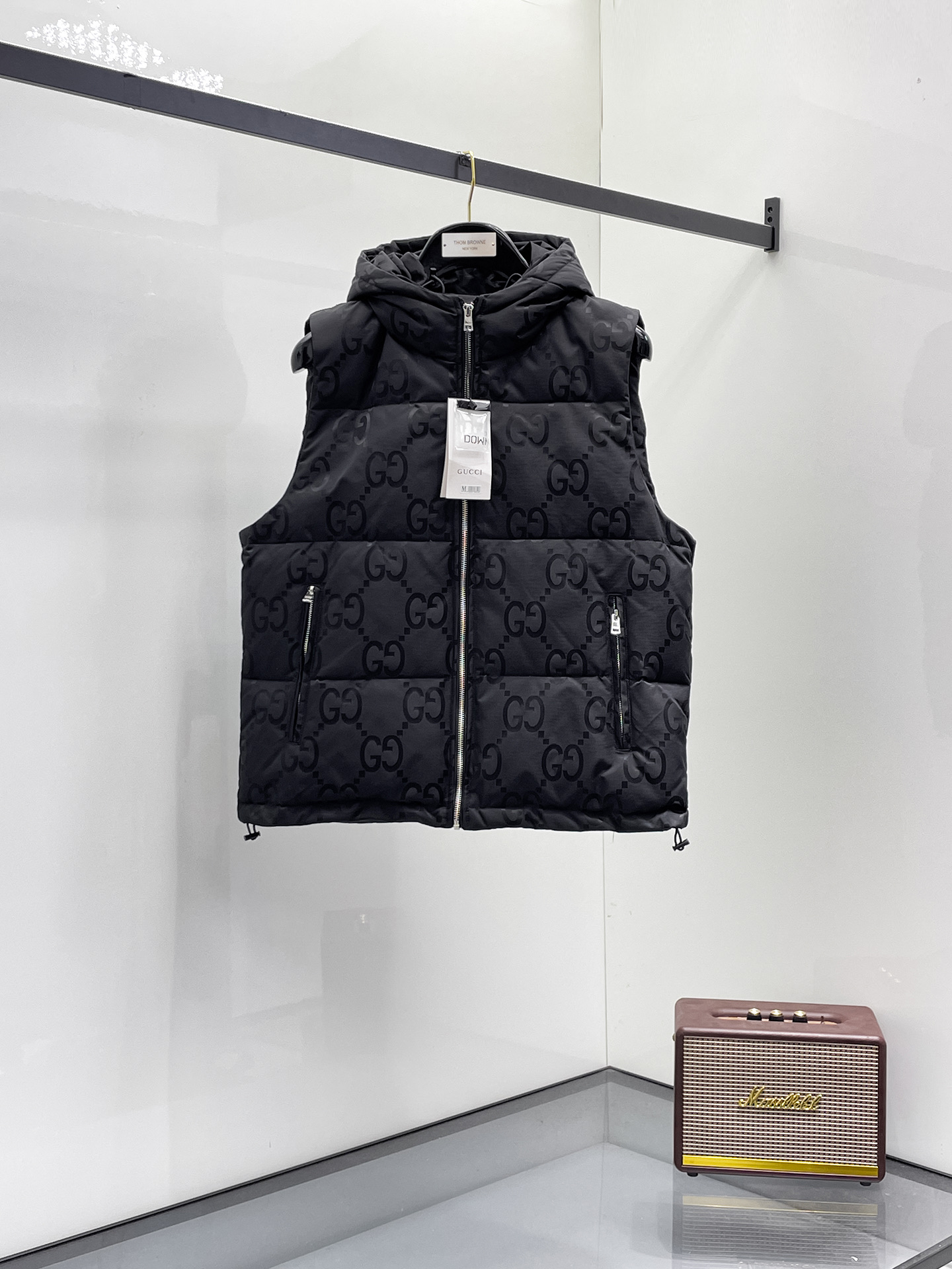 NO:731558,*Quality* Supports replacement after the year! GUCCI｜Gucci Cabinet-level classic down vest Description This short Parker down is made of longue Saion fabric. The garment is full of functional details to ensure warmth and care. The entire down is very particular about the craftsmanship and the workmanship is extremely complex. Zipper pockets, adjustable cuffs and snap-button zipper flap placket. The sleeves are embellished with trademarks. It adds a unique atmosphere to the overall shape while significantly improving the protective performance. Material process analysis 1 Original version creates a high-end exclusive model 290 duck down, the most down-filled on the market, never fake goose down and other misunderstandings 3 Fabric: nylon; Lining: nylon, one of the best on the market, everything is customized according to the original version. 4 The electroplated hardware produced by the original processing factory is all original factory customization, non-market replicas. 5 Produced by a same OEM factory, there is no ambiguity in terms of quality. Everyone who ships from a large factory understands the craftsmanship, QA and QC quality inspection of workers. It is not comparable to that of small factories in the market. GUCCI down jackets, let’s not brag, there is almost no one that can do better than us at present! Make an original product with care, so that every customer has the confidence to introduce to his customers that this is the top replica version in China. A good product does not need too many soft articles to set it off, only junk products will boast that the original Z supports replacement after the year! P Use thousands of words to impress consumers! Size M-3XL Color black,,gucci,gucci,down jacket,19860909*品质级* 支持年后退换！ GUCCI｜古驰 柜柜级经典羽绒马甲 描述 该款短款派克羽绒采用 longue Saion面料制成,服装满载功能性细节,确保温暖呵护.整件羽绒对工艺走线非常讲究,做工及其复杂,拉链口袋、可调节袖口以及按扣拉链翻盖门襟.衣袖点缀商标.为整体造型增添一抹独特气息的同时防护性能显著提升. 材料工艺解析 1原版打造高级感独家款 290普鸭绒,市面充绒最满,绝不吹虚鹅绒等一系列的错误理解 3 面料: 锦纶; 里料: 锦纶 ,市面最顶级没有之一,一切遵照原版定制. 4原代加工厂出品电镀五金,全部原厂定制,非市场各类复刻版 5某同代工厂出品,在品质方面一直是不去含糊,大厂出货大家都懂工人的工艺、QA与Qc品检 不是市面小厂可比的. GUCCI羽绒服,不吹嘘,目前能比我们做的更好的几乎没有！ 用心做一件原版产品,让每一位客户有底气去给他的客户介绍说这个是国内最顶级复刻版本. 好的产品不需要过多软文去衬托, 只有垃圾产品才会吹嘘原单Z支持年后退换！P 用洒洒洋洋几千字来打动消费者！ 尺码M-3XL 颜色黑色,,gucci,gucci,down jacket,,Men's clothing