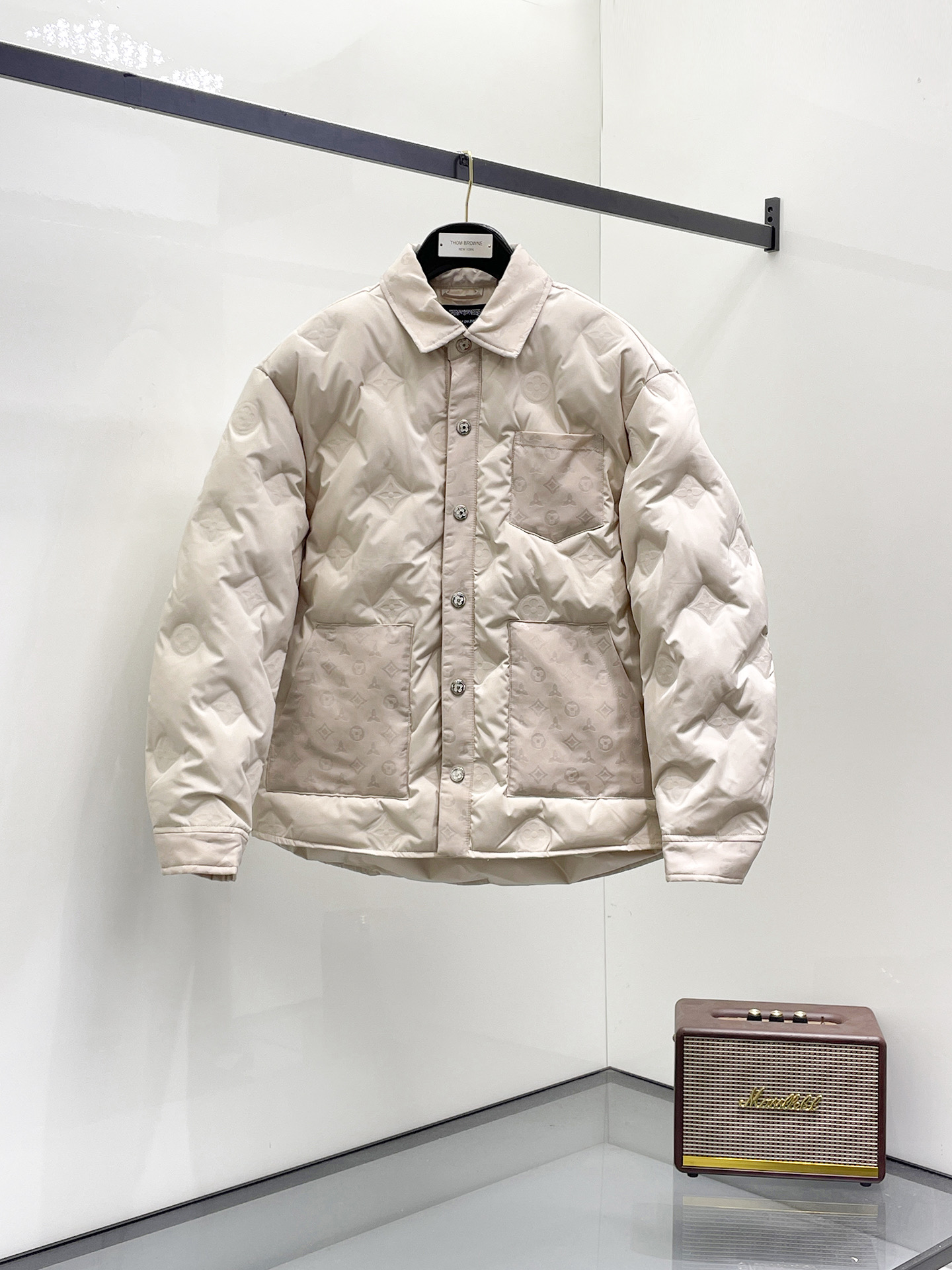 NO:731562,Support replacement after the year!  LV three-standard complete 2025ss winter new down jacket, the new product on the show is in perfect condition, comfortable and warm, the color is full and attractive, the design is very outstanding, it can easily enhance the fashion sense, the workmanship is extremely sophisticated and rigorous, and the wiring is neat and meticulous!  A masterpiece from a famous designer!  The upper body does not look bloated and is super handsome!  Available code sizes are M ~ XXXL and support exchange after the end of the year!  Arc'teryx's 2025ss winter new down jacket with all three standards, the new product on the show is in perfect condition, comfortable and warm, the color is full and attractive, the design is very outstanding, it can easily enhance the fashion sense, the workmanship is extremely sophisticated and rigorous, and the wiring is neat and meticulous!  A masterpiece from a famous designer!  The upper body does not look bloated and is super handsome!  Available sizes M ~ XXXL,,louis vuittonarc'teryx,jackets & coats,down jacket,19860909支持年后退换！LV 三标齐全 2025ss冬季新款羽绒棉服外套,秀场新品品相非常完美,舒适保暖,色泽饱满诱人,非常出彩的设计,轻松将时髦感进阶,做工极为考究严谨,走线工整细致！大牌设计师巨作！上身不显臃肿、超级帅气！现货码数M ～ XXXL支持年后退换！ 始祖鸟 三标齐全 2025ss冬季新款羽绒棉服外套,秀场新品品相非常完美,舒适保暖,色泽饱满诱人,非常出彩的设计,轻松将时髦感进阶,做工极为考究严谨,走线工整细致！大牌设计师巨作！上身不显臃肿、超级帅气！现货码数M ～ XXXL,,louis vuittonarc'teryx,jackets & coats,down jacket,,Men's clothing