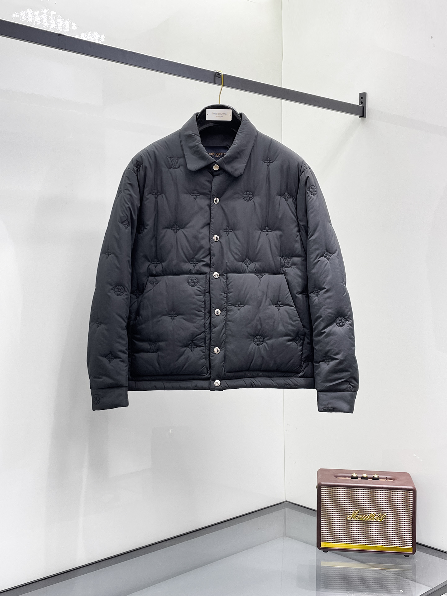 NO:731570,Support replacement after the year!  LV three-standard complete 2025ss winter new down jacket, the new product on the show is in perfect condition, comfortable and warm, the color is full and attractive, the design is very outstanding, it can easily enhance the fashion sense, the workmanship is extremely sophisticated and rigorous, and the wiring is neat and meticulous!  A masterpiece from a famous designer!  The upper body does not look bloated and is super handsome!  Available code sizes are M ~ XXXL and support exchange after the end of the year!  Arc'teryx's 2025ss winter new down jacket with all three standards, the new product on the show is in perfect condition, comfortable and warm, the color is full and attractive, the design is very outstanding, it can easily enhance the fashion sense, the workmanship is extremely sophisticated and rigorous, and the wiring is neat and meticulous!  A masterpiece from a famous designer!  The upper body does not look bloated and is super handsome!  Available sizes M ~ XXXL,,louis vuittonarc'teryx,jackets & coats,down jacket,19860909支持年后退换！LV 三标齐全 2025ss冬季新款羽绒棉服外套,秀场新品品相非常完美,舒适保暖,色泽饱满诱人,非常出彩的设计,轻松将时髦感进阶,做工极为考究严谨,走线工整细致！大牌设计师巨作！上身不显臃肿、超级帅气！现货码数M ～ XXXL支持年后退换！ 始祖鸟 三标齐全 2025ss冬季新款羽绒棉服外套,秀场新品品相非常完美,舒适保暖,色泽饱满诱人,非常出彩的设计,轻松将时髦感进阶,做工极为考究严谨,走线工整细致！大牌设计师巨作！上身不显臃肿、超级帅气！现货码数M ～ XXXL,,louis vuittonarc'teryx,jackets & coats,down jacket,,Men's clothing