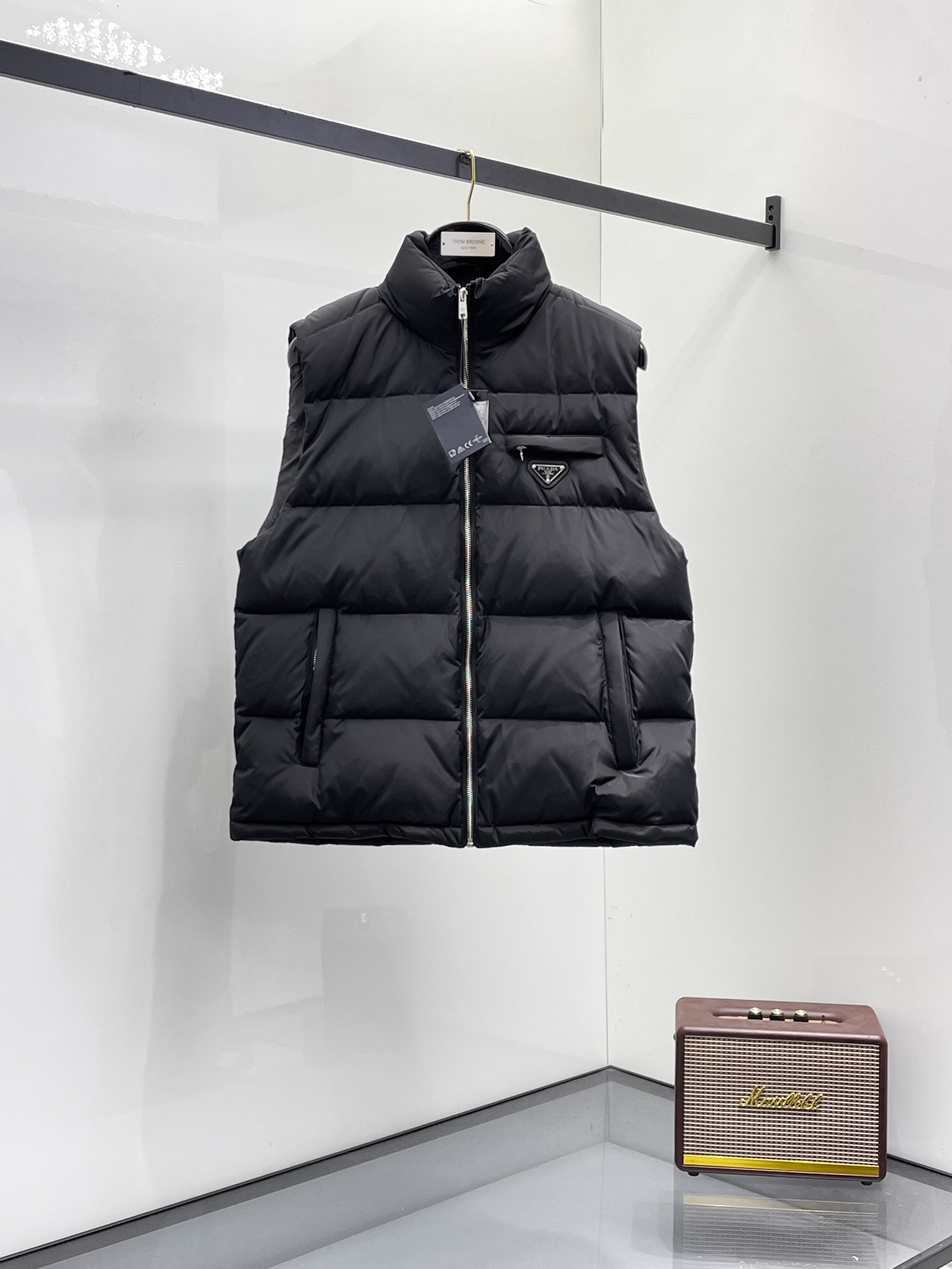 NO:731544,*Quality* Supports replacement after the year! Prada cabinet-level classic down vest Description This short parka down is made of longue Saion fabric. The garment is full of functional details to ensure warmth and care. The entire down is very particular about the craftsmanship and the workmanship is extremely complex. Zipper pockets, adjustable cuffs and snap-button zipper flap placket. The sleeves are embellished with trademarks. It adds a unique touch to the overall shape and significantly improves the protective performance. Material process analysis 1 Original version creates a high-end exclusive model 290 duck down, the most down-filled on the market, never fake goose down and other misunderstandings 3 Fabric: nylon; Lining: nylon, one of the best on the market, everything is customized according to the original version. 4 The electroplated hardware produced by the original processing factory is all original factory customization, non-market replicas. 5 Produced by a same OEM factory, there is no ambiguity in terms of quality. Everyone who ships from a large factory understands the craftsmanship, QA and QC quality inspection of workers. It is not comparable to that of small factories in the market. GUCCI down jackets, let’s not brag, there is almost no one that can do better than us at present! Make an original product with care, so that every customer has the confidence to introduce to his customers that this is the top replica version in China. A good product does not need too many soft articles to set it off, only junk products will boast that the original Z supports replacement after the year! P Use thousands of words to impress consumers! Size M-3XL Color black, gucci, prada, down jacket,19860909*品质级* 支持年后退换！ 普拉达 柜柜级经典羽绒马甲 描述 该款短款派克羽绒采用 longue Saion面料制成,服装满载功能性细节,确保温暖呵护.整件羽绒对工艺走线非常讲究,做工及其复杂,拉链口袋、可调节袖口以及按扣拉链翻盖门襟.衣袖点缀商标.为整体造型增添一抹独特气息的同时防护性能显著提升. 材料工艺解析 1原版打造高级感独家款 290普鸭绒,市面充绒最满,绝不吹虚鹅绒等一系列的错误理解 3 面料: 锦纶; 里料: 锦纶 ,市面最顶级没有之一,一切遵照原版定制. 4原代加工厂出品电镀五金,全部原厂定制,非市场各类复刻版 5某同代工厂出品,在品质方面一直是不去含糊,大厂出货大家都懂工人的工艺、QA与Qc品检 不是市面小厂可比的. GUCCI羽绒服,不吹嘘,目前能比我们做的更好的几乎没有！ 用心做一件原版产品,让每一位客户有底气去给他的客户介绍说这个是国内最顶级复刻版本. 好的产品不需要过多软文去衬托, 只有垃圾产品才会吹嘘原单Z支持年后退换！P 用洒洒洋洋几千字来打动消费者！ 尺码M-3XL 颜色黑色,,gucci,prada,down jacket,,Men's clothing