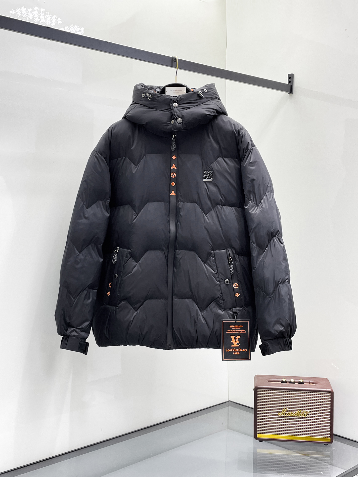 NO:731548,Support replacement after the year!  LV three-standard complete 2025ss winter new down jacket, the new product on the show is in perfect condition, comfortable and warm, the color is full and attractive, the design is very outstanding, it can easily enhance the fashion sense, the workmanship is extremely sophisticated and rigorous, and the wiring is neat and meticulous!  A masterpiece from a famous designer!  The upper body does not look bloated and is super handsome!  Available code sizes are M ~ XXXL and support exchange after the end of the year!  Arc'teryx's 2025ss winter new down jacket with all three standards, the new product on the show is in perfect condition, comfortable and warm, the color is full and attractive, the design is very outstanding, it can easily enhance the fashion sense, the workmanship is extremely sophisticated and rigorous, and the wiring is neat and meticulous!  A masterpiece from a famous designer!  The upper body does not look bloated and is super handsome!  Available sizes M ~ XXXL,,louis vuittonarc'teryx,jackets & coats,down jacket,19860909支持年后退换！LV 三标齐全 2025ss冬季新款羽绒棉服外套,秀场新品品相非常完美,舒适保暖,色泽饱满诱人,非常出彩的设计,轻松将时髦感进阶,做工极为考究严谨,走线工整细致！大牌设计师巨作！上身不显臃肿、超级帅气！现货码数M ～ XXXL支持年后退换！ 始祖鸟 三标齐全 2025ss冬季新款羽绒棉服外套,秀场新品品相非常完美,舒适保暖,色泽饱满诱人,非常出彩的设计,轻松将时髦感进阶,做工极为考究严谨,走线工整细致！大牌设计师巨作！上身不显臃肿、超级帅气！现货码数M ～ XXXL,,louis vuittonarc'teryx,jackets & coats,down jacket,,Men's clothing