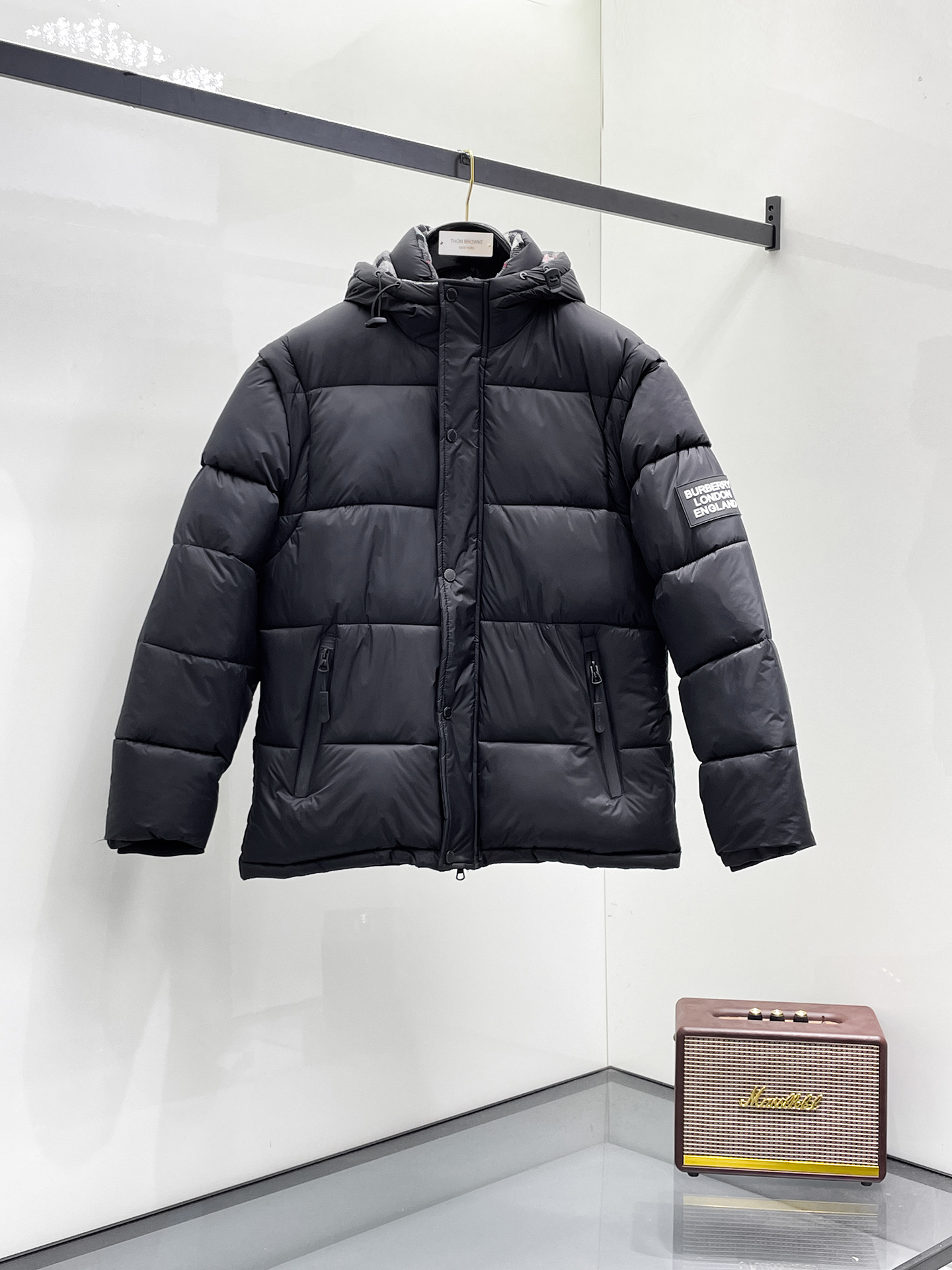 NO:731485,Support replacement after the year!  Burberry's new 2025ss winter down jacket with all three standards, the new product on the show is in perfect condition, comfortable and warm, the color is full and attractive, the design is very outstanding, it can easily enhance the fashion sense, the workmanship is extremely sophisticated and rigorous, and the wiring is neat and meticulous!  A masterpiece from a famous designer!  The upper body does not look bloated and is super handsome!  Available code sizes are M ~ XXXL and support exchange after the end of the year!  Arc'teryx's 2025ss winter new down jacket with all three standards, the new product on the show is in perfect condition, comfortable and warm, the color is full and attractive, the design is very outstanding, it can easily enhance the fashion sense, the workmanship is extremely sophisticated and rigorous, and the wiring is neat and meticulous!  A masterpiece from a famous designer!  The upper body does not look bloated and is super handsome!  Available sizes M ~ XXXL,,burberryarc'teryx,jackets & coats,down jacket,19860909支持年后退换！ 巴宝莉 三标齐全 2025ss冬季新款羽绒棉服外套,秀场新品品相非常完美,舒适保暖,色泽饱满诱人,非常出彩的设计,轻松将时髦感进阶,做工极为考究严谨,走线工整细致！大牌设计师巨作！上身不显臃肿、超级帅气！现货码数M ～ XXXL支持年后退换！ 始祖鸟 三标齐全 2025ss冬季新款羽绒棉服外套,秀场新品品相非常完美,舒适保暖,色泽饱满诱人,非常出彩的设计,轻松将时髦感进阶,做工极为考究严谨,走线工整细致！大牌设计师巨作！上身不显臃肿、超级帅气！现货码数M ～ XXXL,,burberryarc'teryx,jackets & coats,down jacket,,Men's clothing