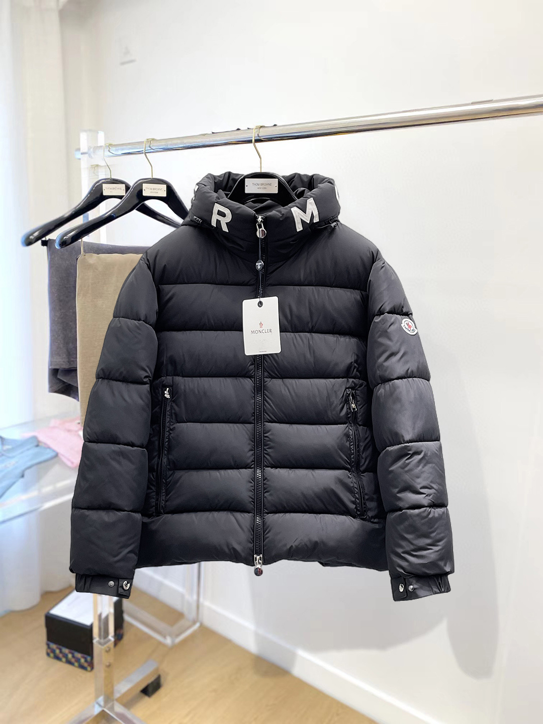 NO:712594,Support replacement after the year!  Mengkou, complete with three standards, 2025ss new winter down jacket, the new product in the show is in perfect condition, comfortable and warm, the color is full and attractive, the very outstanding design can easily enhance the fashion sense, the workmanship is extremely sophisticated and rigorous, and the wiring is neat and meticulous!  A masterpiece from a famous designer!  The upper body does not look bloated and is super handsome!  Available sizes M ~ XXXL,,Moncler,jackets & coats,down jacket,19860909支持年后退换！ 蒙口 三标齐全 2025ss冬季新款羽绒棉服外套,秀场新品品相非常完美,舒适保暖,色泽饱满诱人,非常出彩的设计,轻松将时髦感进阶,做工极为考究严谨,走线工整细致！大牌设计师巨作！上身不显臃肿、超级帅气！现货码数M ～ XXXL,,Moncler,jackets & coats,down jacket,,Men's clothing