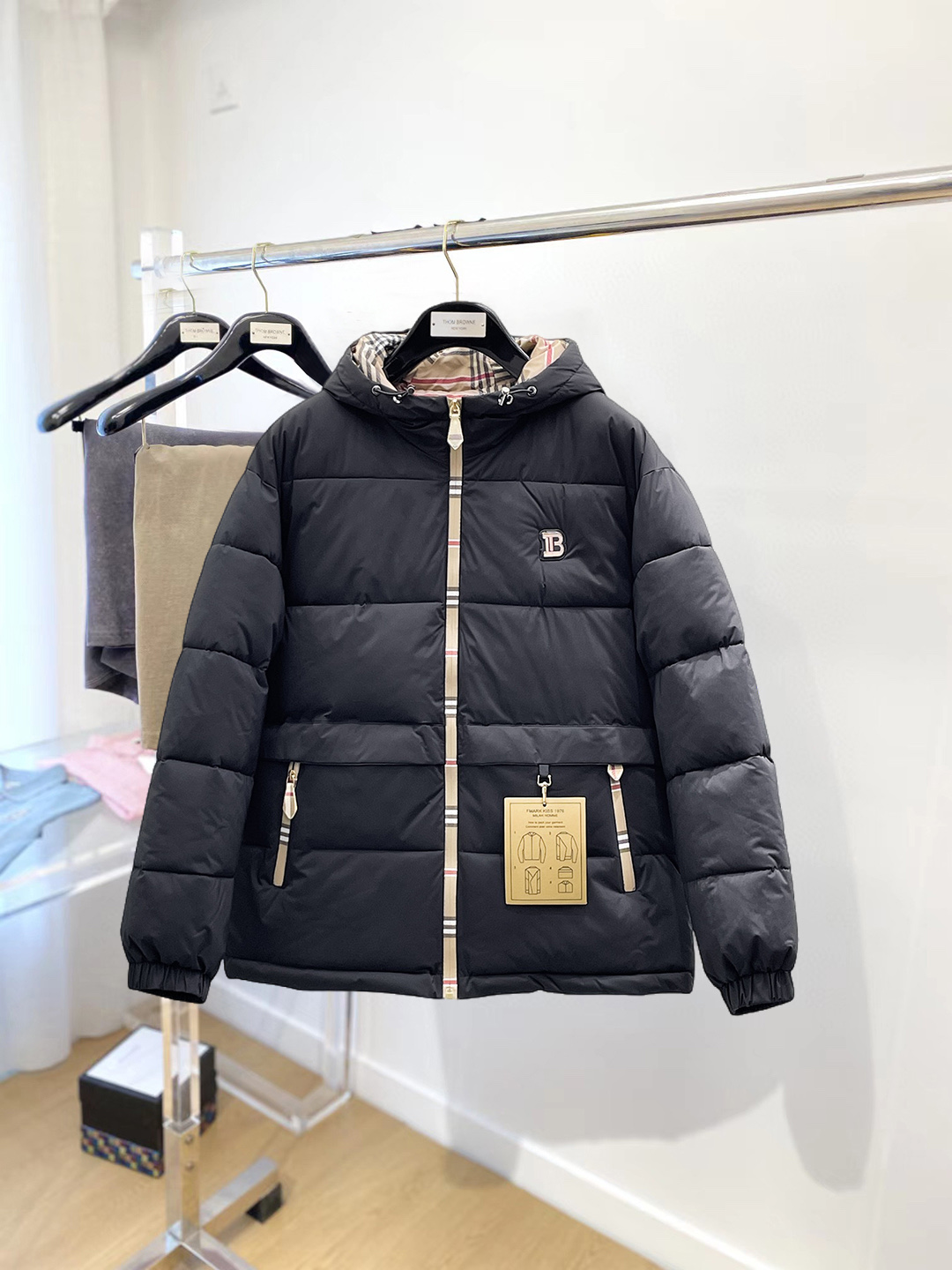 NO:712596,Support replacement after the year!  Burberry's new 2025ss winter down jacket with all three standards, the new product on the show is in perfect condition, comfortable and warm, the color is full and attractive, the design is very outstanding, it can easily enhance the fashion sense, the workmanship is extremely sophisticated and rigorous, and the wiring is neat and meticulous!  A masterpiece from a famous designer!  The upper body does not look bloated and is super handsome!  Available sizes M ~ XXXL,,burberry,jackets & coats,down jacket,19860909支持年后退换！ 巴宝莉 三标齐全 2025ss冬季新款羽绒棉服外套,秀场新品品相非常完美,舒适保暖,色泽饱满诱人,非常出彩的设计,轻松将时髦感进阶,做工极为考究严谨,走线工整细致！大牌设计师巨作！上身不显臃肿、超级帅气！现货码数M ～ XXXL,,burberry,jackets & coats,down jacket,,Men's clothing