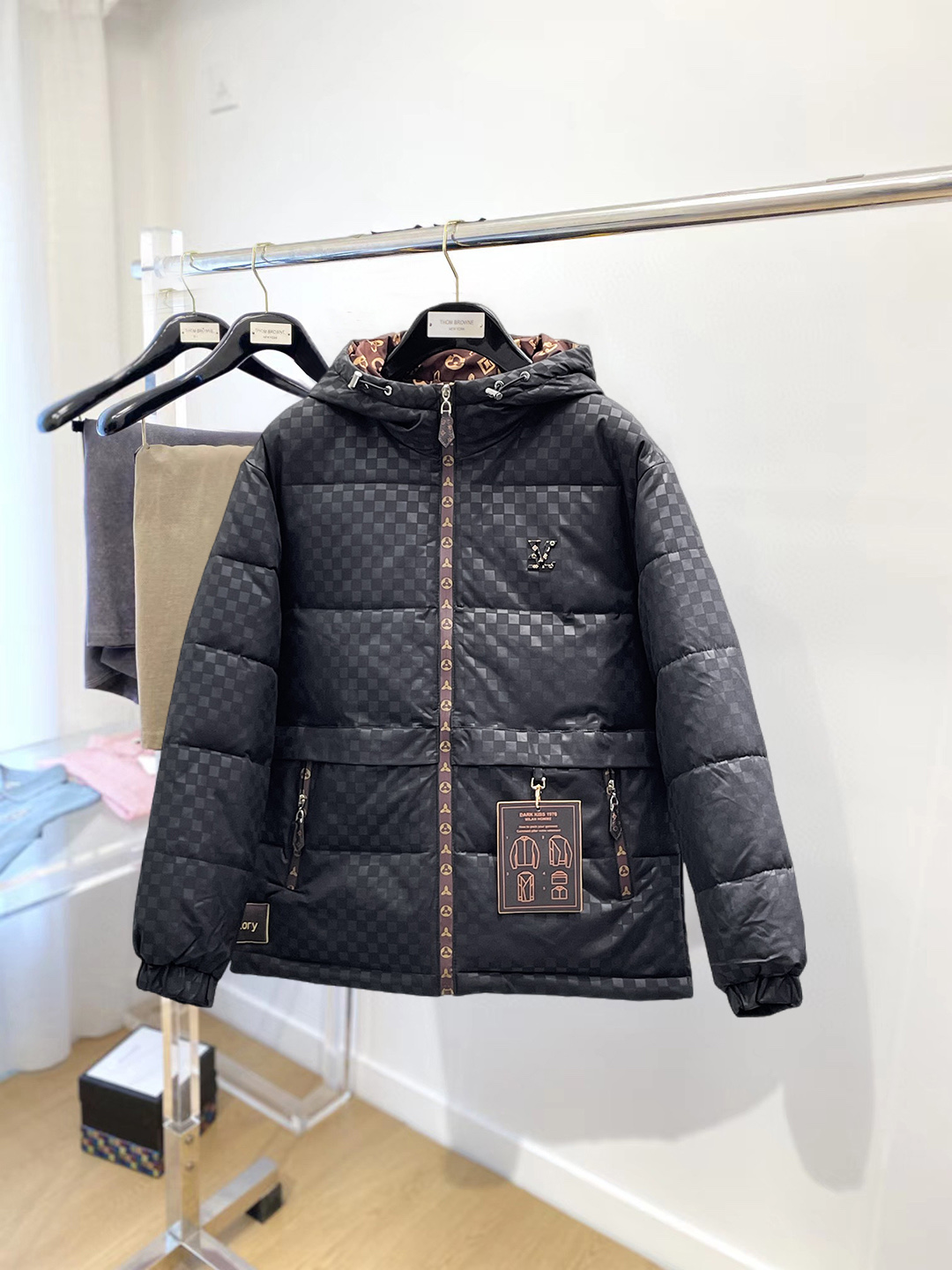 NO:712598,Support replacement after the year!  LV three-standard complete 2025ss winter new down jacket, the new product on the show is in perfect condition, comfortable and warm, the color is full and attractive, the design is very outstanding, it can easily enhance the fashion sense, the workmanship is extremely sophisticated and rigorous, and the wiring is neat and meticulous!  A masterpiece from a famous designer!  The upper body does not look bloated and is super handsome!  Available sizes M ~ XXXL,,louis vuitton,jackets & coats,down jacket,19860909支持年后退换！ LV 三标齐全 2025ss冬季新款羽绒棉服外套,秀场新品品相非常完美,舒适保暖,色泽饱满诱人,非常出彩的设计,轻松将时髦感进阶,做工极为考究严谨,走线工整细致！大牌设计师巨作！上身不显臃肿、超级帅气！现货码数M ～ XXXL,,louis vuitton,jackets & coats,down jacket,,Men's clothing