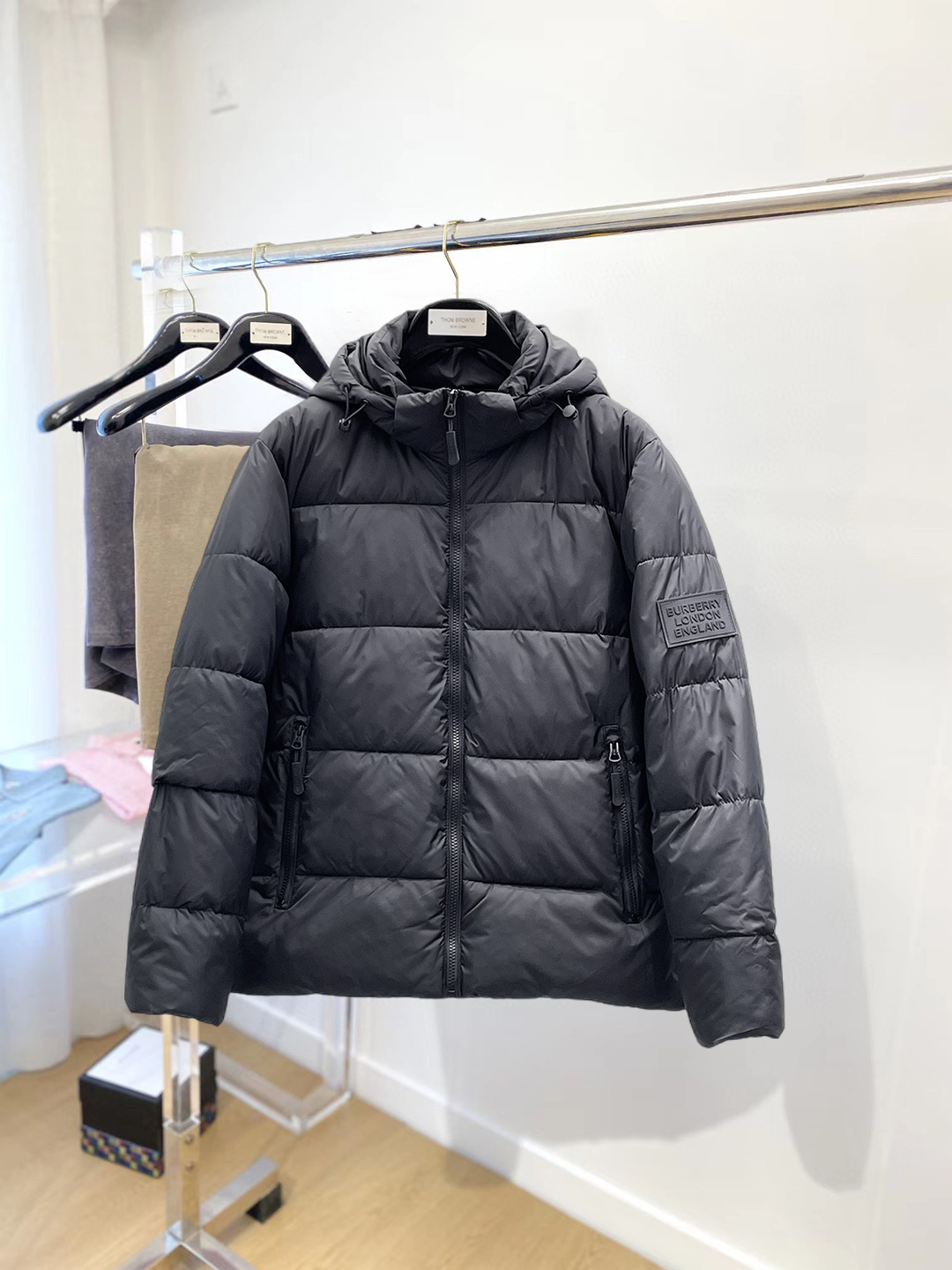 NO:712600,Support replacement after the year!  Burberry's new 2025ss winter down jacket with all three standards, the new product on the show is in perfect condition, comfortable and warm, the color is full and attractive, the design is very outstanding, it can easily enhance the fashion sense, the workmanship is extremely sophisticated and rigorous, and the wiring is neat and meticulous!  A masterpiece from a famous designer!  The upper body does not look bloated and is super handsome!  Available sizes M ~ XXXL,,burberry,jackets & coats,down jacket,19860909支持年后退换！ 巴宝莉 三标齐全 2025ss冬季新款羽绒棉服外套,秀场新品品相非常完美,舒适保暖,色泽饱满诱人,非常出彩的设计,轻松将时髦感进阶,做工极为考究严谨,走线工整细致！大牌设计师巨作！上身不显臃肿、超级帅气！现货码数M ～ XXXL,,burberry,jackets & coats,down jacket,,Men's clothing