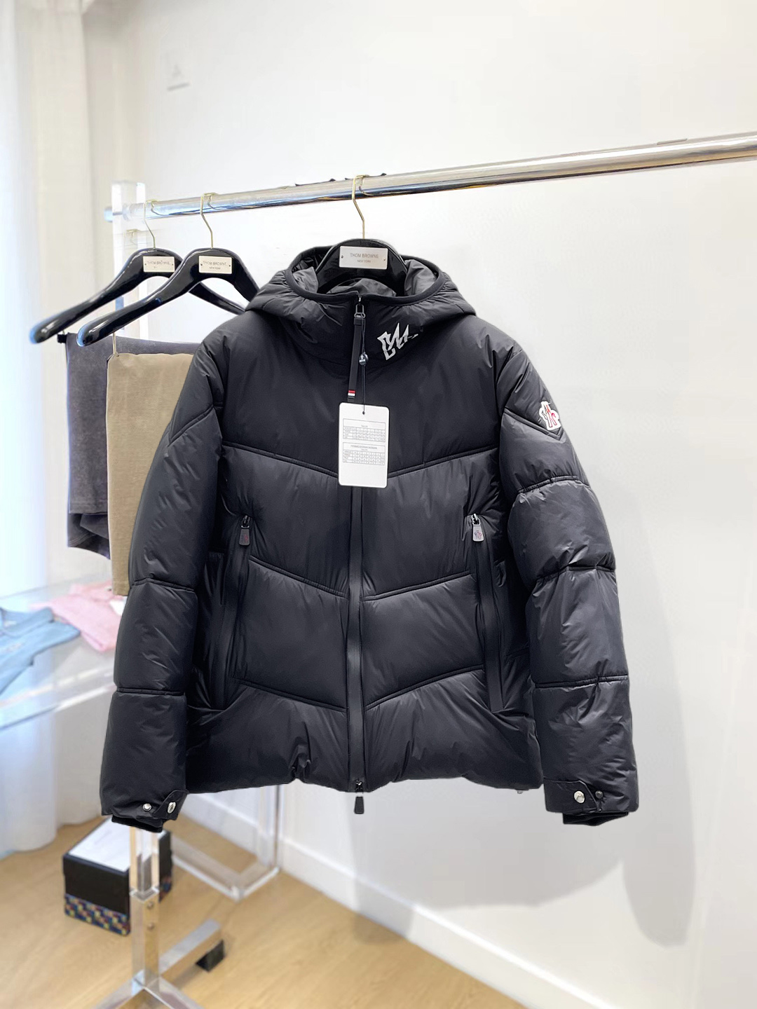 NO:712602,Support replacement after the year!  Mengkou, complete with three standards, 2025ss new winter down jacket, the new product in the show is in perfect condition, comfortable and warm, the color is full and attractive, the very outstanding design can easily enhance the fashion sense, the workmanship is extremely sophisticated and rigorous, and the wiring is neat and meticulous!  A masterpiece from a famous designer!  The upper body does not look bloated and is super handsome!  Available sizes M ~ XXXL,,Moncler,jackets & coats,down jacket,19860909支持年后退换！ 蒙口 三标齐全 2025ss冬季新款羽绒棉服外套,秀场新品品相非常完美,舒适保暖,色泽饱满诱人,非常出彩的设计,轻松将时髦感进阶,做工极为考究严谨,走线工整细致！大牌设计师巨作！上身不显臃肿、超级帅气！现货码数M ～ XXXL,,Moncler,jackets & coats,down jacket,,Men's clothing