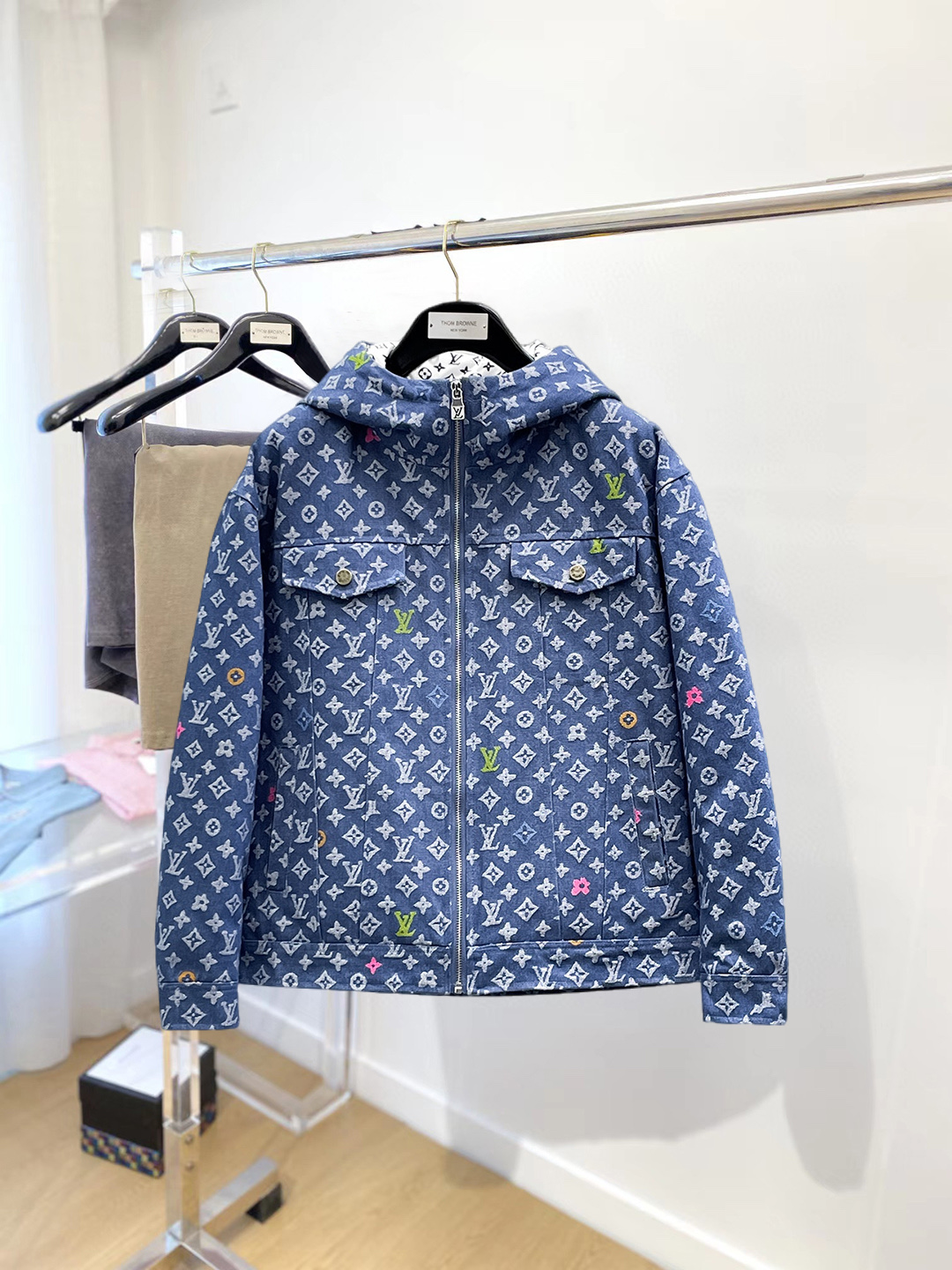 NO:712604,Support replacement after the year!  LV 2025 new winter down 90 white duck down jacket, the new product on the show is in perfect condition, comfortable and warm, the color is full and attractive, the very outstanding design can easily enhance the fashion sense, the workmanship is extremely sophisticated and rigorous, and the wiring is neat and meticulous!  A masterpiece from a famous designer!  The upper body does not look bloated and is super handsome!  Counter size M～XXXL,,louis vuitton,jackets & coats,down jacket,19860909支持年后退换！ LV 2025冬季新款羽绒90白鸭绒外套,秀场新品品相非常完美,舒适保暖,色泽饱满诱人,非常出彩的设计,轻松将时髦感进阶,做工极为考究严谨,走线工整细致！大牌设计师巨作！上身不显臃肿、超级帅气！柜台码数M～XXXL,,louis vuitton,jackets & coats,down jacket,,Men's clothing