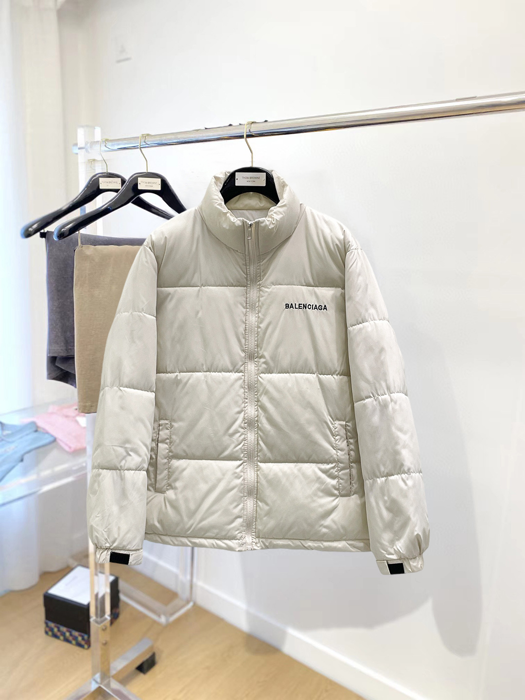 NO:712608,Support replacement after the year!  Balenciaga's 2025ss new winter down jacket with all three standards, the new product on the show is in perfect condition, comfortable and warm, the color is full and attractive, the design is very brilliant, it can easily enhance the sense of fashion, the workmanship is extremely sophisticated and rigorous, and the wiring is neat and meticulous!  A masterpiece from a famous designer!  The upper body does not look bloated and is super handsome!  Available sizes M ~ XXXL,,balenciaga,jackets & coats,down jacket,19860909支持年后退换！ 巴黎世家 三标齐全 2025ss冬季新款羽绒棉服外套,秀场新品品相非常完美,舒适保暖,色泽饱满诱人,非常出彩的设计,轻松将时髦感进阶,做工极为考究严谨,走线工整细致！大牌设计师巨作！上身不显臃肿、超级帅气！现货码数M ～ XXXL,,balenciaga,jackets & coats,down jacket,,Men's clothing