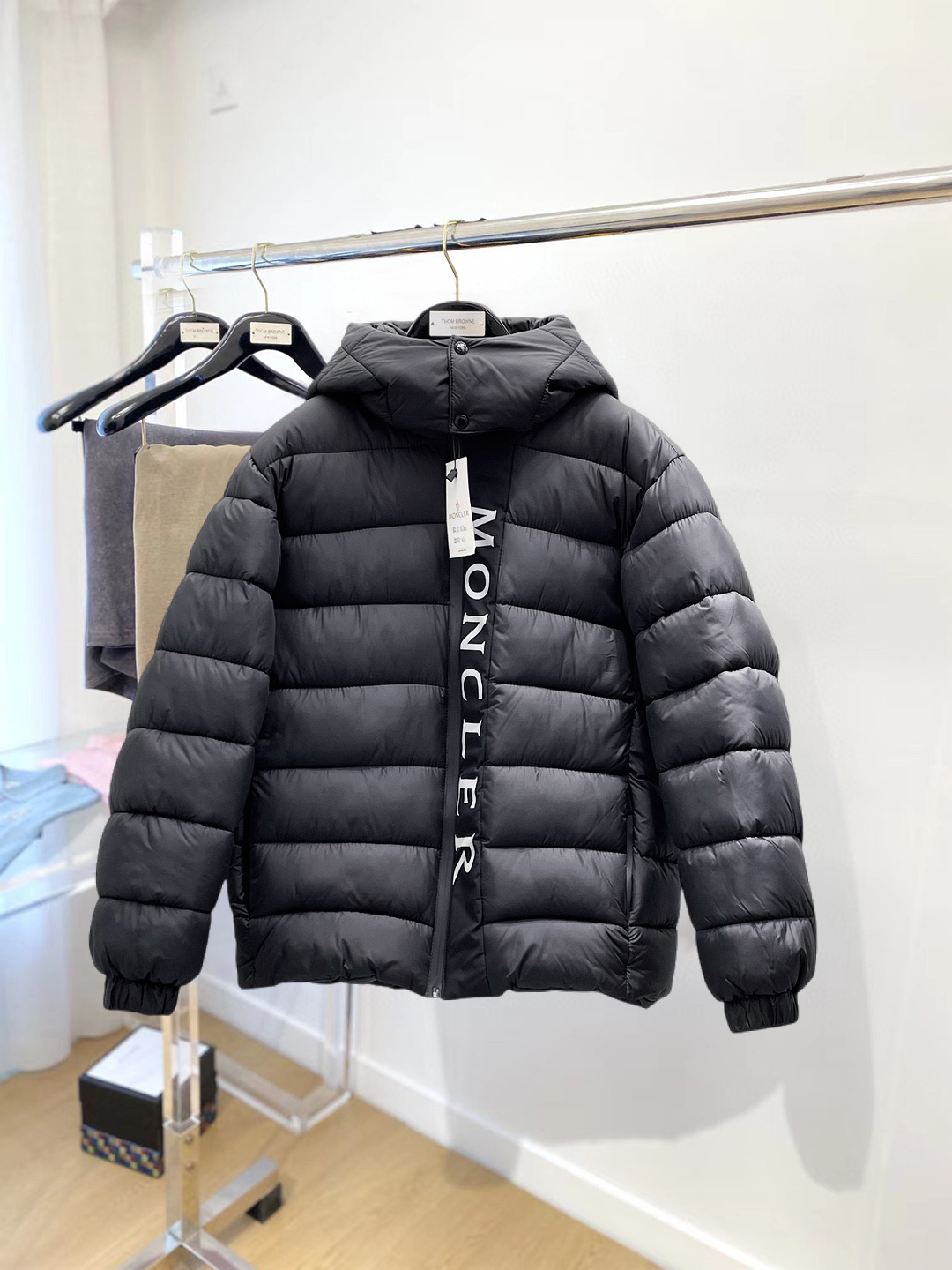 NO:712610,Support replacement after the year!  Mengkou, complete with three standards, 2025ss new winter down jacket, the new product in the show is in perfect condition, comfortable and warm, the color is full and attractive, the very outstanding design can easily enhance the fashion sense, the workmanship is extremely sophisticated and rigorous, and the wiring is neat and meticulous!  A masterpiece from a famous designer!  The upper body does not look bloated and is super handsome!  Available sizes M ~ XXXL,,Moncler,jackets & coats,down jacket,19860909支持年后退换！ 蒙口 三标齐全 2025ss冬季新款羽绒棉服外套,秀场新品品相非常完美,舒适保暖,色泽饱满诱人,非常出彩的设计,轻松将时髦感进阶,做工极为考究严谨,走线工整细致！大牌设计师巨作！上身不显臃肿、超级帅气！现货码数M ～ XXXL,,Moncler,jackets & coats,down jacket,,Men's clothing