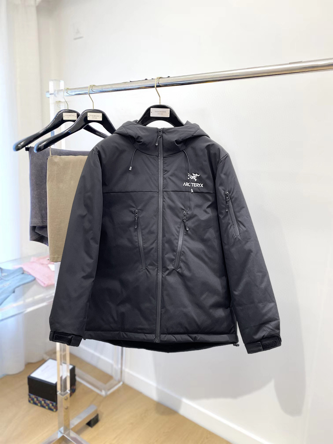 NO:712611,Support replacement after the year!  Arc'teryx 2025 winter new down 90 white duck down jacket, the new product on the show is in perfect condition, comfortable and warm, the color is full and attractive, the very outstanding design easily enhances the sense of fashion, the workmanship is extremely sophisticated and rigorous, and the wiring is neat and meticulous!  A masterpiece from a famous designer!  The upper body does not look bloated and is super handsome!  Counter size M～XXXL,arc'teryx,jackets & coats,down jacket,19860909支持年后退换！ 始祖鸟 2025冬季新款羽绒90白鸭绒外套,秀场新品品相非常完美,舒适保暖,色泽饱满诱人,非常出彩的设计,轻松将时髦感进阶,做工极为考究严谨,走线工整细致！大牌设计师巨作！上身不显臃肿、超级帅气！柜台码数M～XXXL,arc'teryx,jackets & coats,down jacket,,Men's clothing