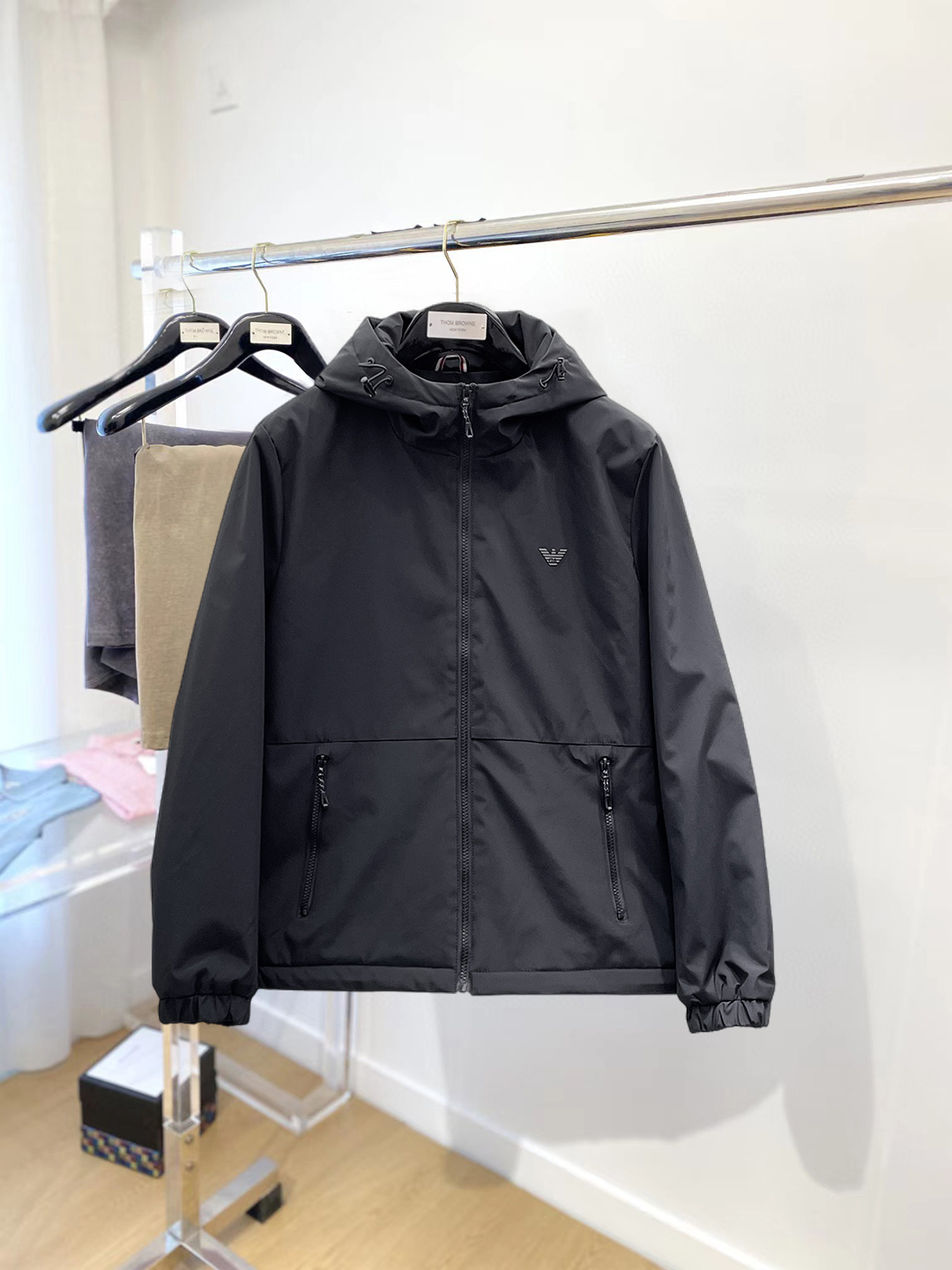 NO:712614,Support replacement after the year!  Armani's 2025ss new winter down jacket with three complete standards, the new product on the show is in perfect condition, comfortable and warm, the color is full and attractive, the design is very outstanding, it can easily enhance the sense of fashion, the workmanship is extremely sophisticated and rigorous, and the wiring is neat and meticulous!  A masterpiece from a famous designer!  The upper body does not look bloated and is super handsome!  Available sizes M ~ XXXL,,armani,jackets & coats,down jacket,19860909支持年后退换！ 阿玛尼 三标齐全 2025ss冬季新款羽绒棉服外套,秀场新品品相非常完美,舒适保暖,色泽饱满诱人,非常出彩的设计,轻松将时髦感进阶,做工极为考究严谨,走线工整细致！大牌设计师巨作！上身不显臃肿、超级帅气！现货码数M ～ XXXL,,armani,jackets & coats,down jacket,,Men's clothing