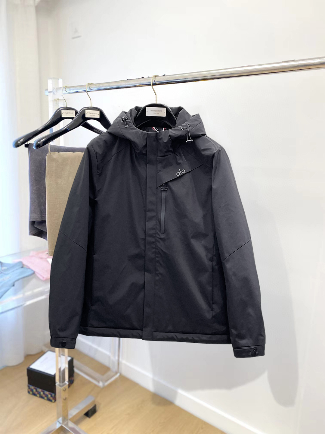 NO:712620,Support replacement after the year!  alo's 2025ss new winter down jacket with all three standards, the new product on the show is in perfect condition, comfortable and warm, the color is full and attractive, the design is very outstanding, it can easily enhance the fashion sense, the workmanship is extremely sophisticated and rigorous, and the wiring is neat and meticulous!  A masterpiece from a famous designer!  The upper body does not look bloated and is super handsome!  Available sizes M ~ XXXL,,jackets & coats,down jacket,19860909支持年后退换！ alo 三标齐全 2025ss冬季新款羽绒棉服外套,秀场新品品相非常完美,舒适保暖,色泽饱满诱人,非常出彩的设计,轻松将时髦感进阶,做工极为考究严谨,走线工整细致！大牌设计师巨作！上身不显臃肿、超级帅气！现货码数M ～ XXXL,,jackets & coats,down jacket,,Men's clothing