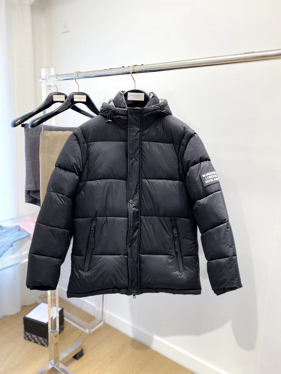 NO:712623,Support replacement after the year!  Burberry's new 2025ss winter down jacket with all three standards, the new product on the show is in perfect condition, comfortable and warm, the color is full and attractive, the design is very outstanding, it can easily enhance the fashion sense, the workmanship is extremely sophisticated and rigorous, and the wiring is neat and meticulous!  A masterpiece from a famous designer!  The upper body does not look bloated and is super handsome!  Available sizes M ~ XXXL,,burberry,jackets & coats,down jacket,19860909支持年后退换！ 巴宝莉 三标齐全 2025ss冬季新款羽绒棉服外套,秀场新品品相非常完美,舒适保暖,色泽饱满诱人,非常出彩的设计,轻松将时髦感进阶,做工极为考究严谨,走线工整细致！大牌设计师巨作！上身不显臃肿、超级帅气！现货码数M ～ XXXL,,burberry,jackets & coats,down jacket,,Men's clothing