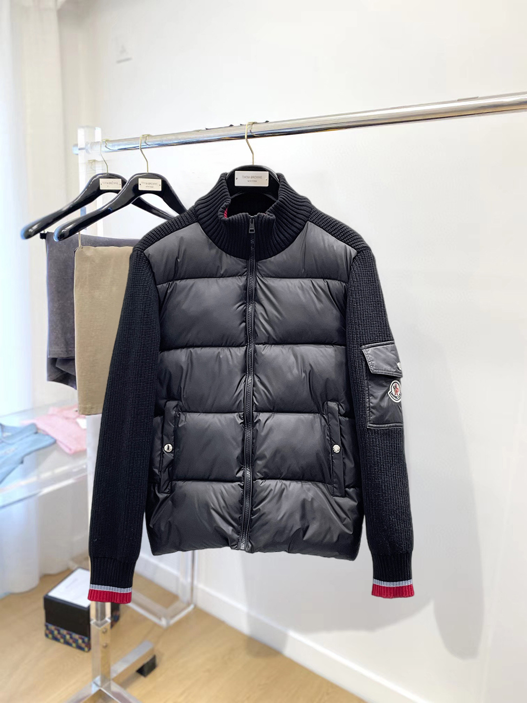 NO:712626,Support replacement after the year!  Mengkou, complete with three standards, 2025ss new winter down jacket, the new product in the show is in perfect condition, comfortable and warm, the color is full and attractive, the very outstanding design can easily enhance the fashion sense, the workmanship is extremely sophisticated and rigorous, and the wiring is neat and meticulous!  A masterpiece from a famous designer!  The upper body does not look bloated and is super handsome!  Available sizes M ~ XXXL,,Moncler,jackets & coats,down jacket,19860909支持年后退换！ 蒙口 三标齐全 2025ss冬季新款羽绒棉服外套,秀场新品品相非常完美,舒适保暖,色泽饱满诱人,非常出彩的设计,轻松将时髦感进阶,做工极为考究严谨,走线工整细致！大牌设计师巨作！上身不显臃肿、超级帅气！现货码数M ～ XXXL,,Moncler,jackets & coats,down jacket,,Men's clothing