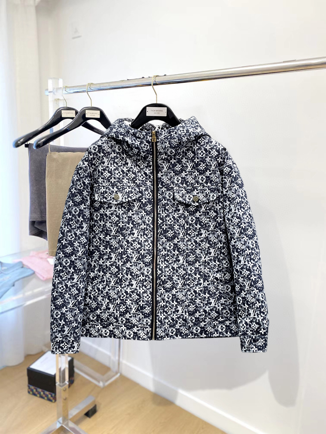 NO:712635,Support replacement after the year!  LV 2025 new winter down 90 white duck down jacket, the new product on the show is in perfect condition, comfortable and warm, the color is full and attractive, the very outstanding design can easily enhance the fashion sense, the workmanship is extremely sophisticated and rigorous, and the wiring is neat and meticulous!  A masterpiece from a famous designer!  The upper body does not look bloated and is super handsome!  Counter size M～XXXL,,louis vuitton,jackets & coats,down jacket,19860909支持年后退换！ LV 2025冬季新款羽绒90白鸭绒外套,秀场新品品相非常完美,舒适保暖,色泽饱满诱人,非常出彩的设计,轻松将时髦感进阶,做工极为考究严谨,走线工整细致！大牌设计师巨作！上身不显臃肿、超级帅气！柜台码数M～XXXL,,louis vuitton,jackets & coats,down jacket,,Men's clothing