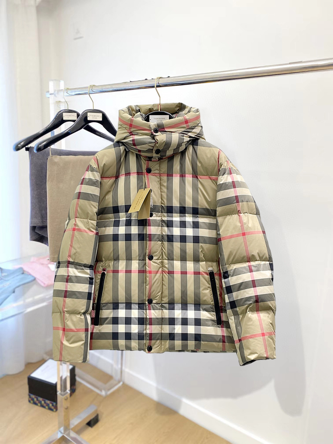 NO:712632,Support replacement after the year!  Burberry's 2025 new winter down 90 white duck down jacket, the new product on the show is in perfect condition, comfortable and warm, the color is full and attractive, the very outstanding design can easily enhance the fashion sense, the workmanship is extremely sophisticated and rigorous, and the wiring is neat and meticulous!  A masterpiece from a famous designer!  The upper body does not look bloated and is super handsome!  Counter size M～XXXL,,burberry,jackets & coats,down jacket,19860909支持年后退换！ 巴宝莉 2025冬季新款羽绒90白鸭绒外套,秀场新品品相非常完美,舒适保暖,色泽饱满诱人,非常出彩的设计,轻松将时髦感进阶,做工极为考究严谨,走线工整细致！大牌设计师巨作！上身不显臃肿、超级帅气！柜台码数M～XXXL,,burberry,jackets & coats,down jacket,,Men's clothing