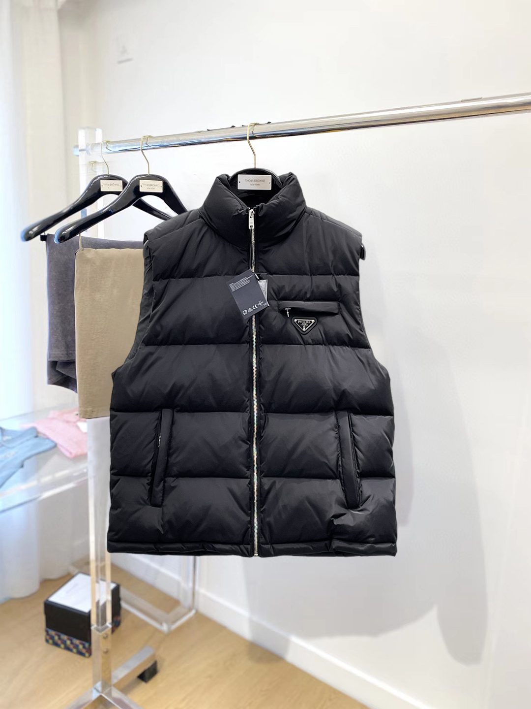 NO:712629,Support replacement after the year!  Prada 2025FW down vest, a must-have item for fashionistas!  Advanced customization: The highest standard 90 white goose down, the ingredients are tested, and the first-class thermal performance. Double-layer gallbladder cloth inside to ensure that the goose down will not drill out. Customized high-density waterproof nylon fabric. High-end texture and durability. The quality can reach the purchase level. Super versatile, the upper body effect is great!  Size M~3XL,,prada,down jacket,19860909支持年后退换！ 普拉达 2025FW羽绒马甲 潮人必备单品！高级定制 最高标准90白鹅绒,成分支持检测,一流保暖性能.内里双层胆布,以保证鹅绒不会钻出,定制高密度防水尼龙面料.高端质感及耐用性.品质可达代购级别. 超级百搭,上身效果超赞！ 尺码M~3XL,,prada,down jacket,,Men's clothing