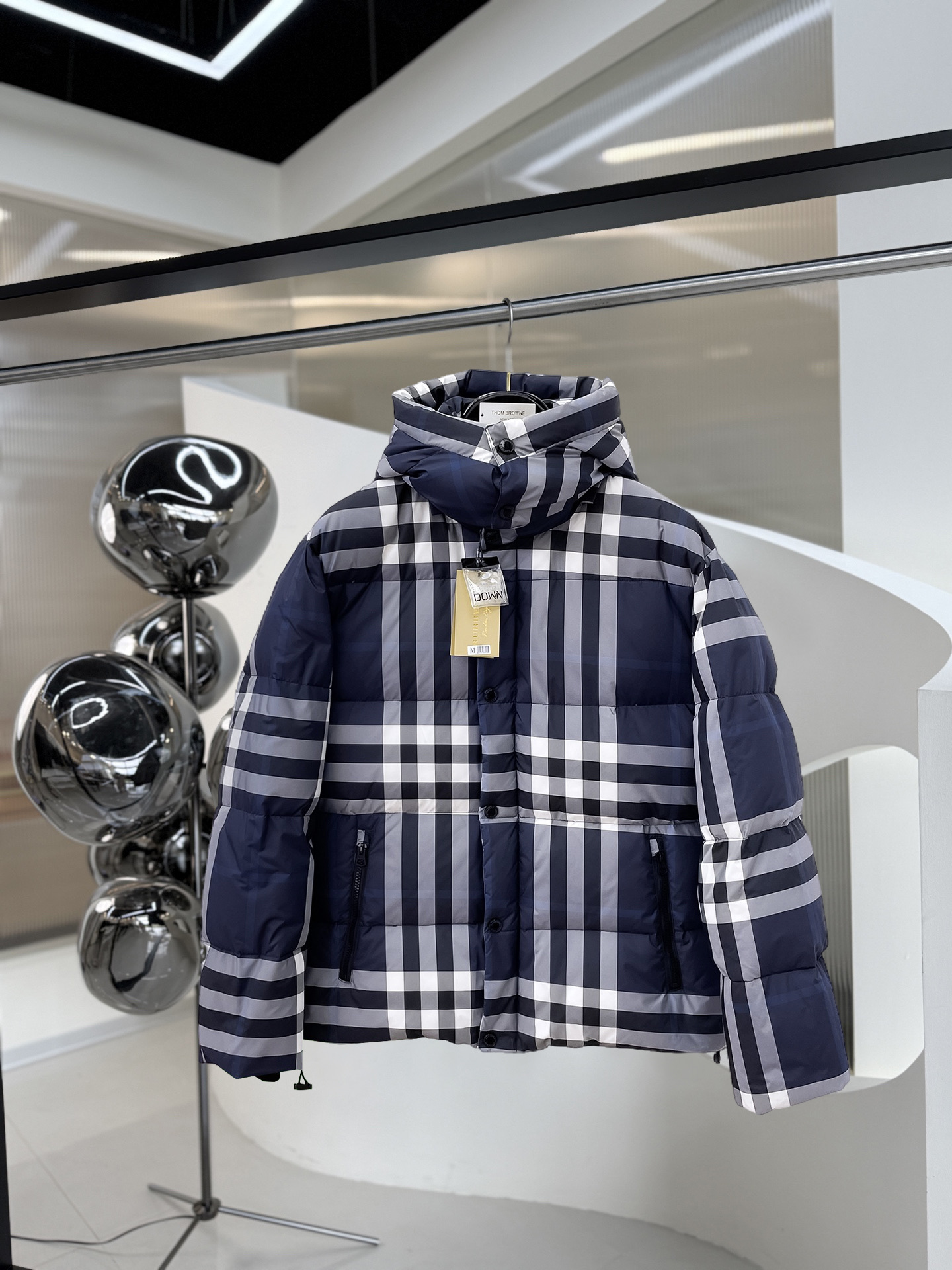 NO:626349,Burberry's new winter down 90 white duck down jacket, the new product on the show is in perfect condition, comfortable and warm, the color is full and attractive, the very outstanding design can easily enhance the fashion sense, the workmanship is extremely sophisticated and rigorous, and the wiring is neat and meticulous!  A masterpiece from a famous designer!  The upper body does not look bloated and is super handsome!  Same style for men and women, counter sizes M～XXXL,,burberry,jackets & coats,down jacket,alexander wang19860909巴宝莉 冬季新款羽绒90白鸭绒外套,秀场新品品相非常完美,舒适保暖,色泽饱满诱人,非常出彩的设计,轻松将时髦感进阶,做工极为考究严谨,走线工整细致！大牌设计师巨作！上身不显臃肿、超级帅气！男女同款 柜台码数M～XXXL,,burberry,jackets & coats,down jacket,alexander wang,Men's clothing