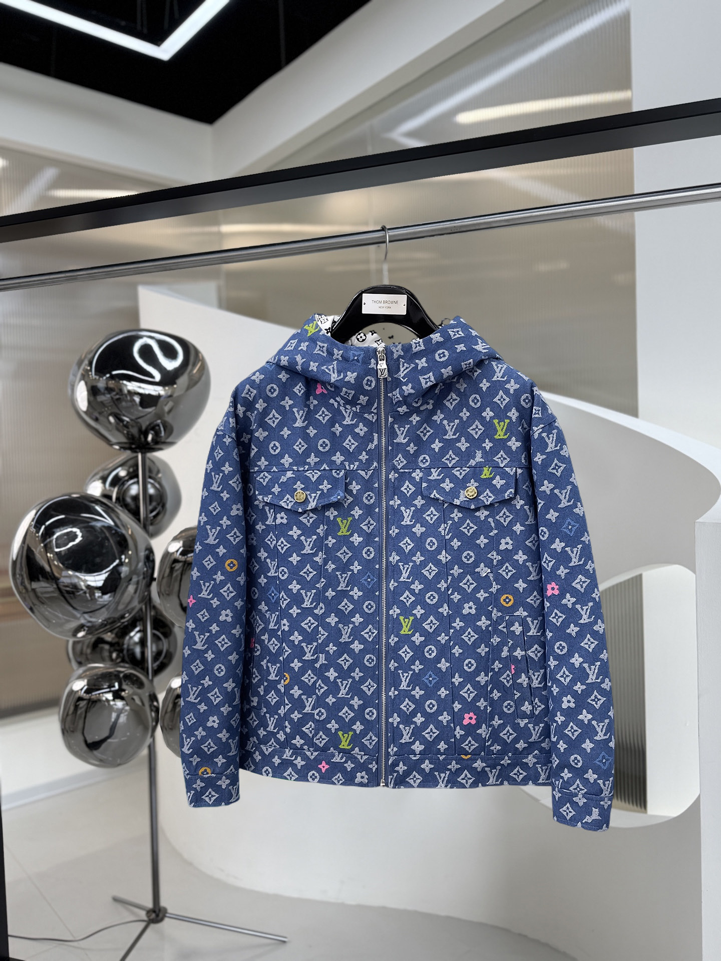 NO:626361,LV's new winter down 90 white duck down jacket, the new product on the show is in perfect condition, comfortable and warm, the color is full and attractive, the very outstanding design easily enhances the fashion sense, the workmanship is extremely sophisticated and rigorous, and the wiring is neat and meticulous!  A masterpiece from a famous designer!  The upper body does not look bloated and is super handsome!  Same style for men and women, counter sizes M～XXXL,,louis vuitton,jackets & coats,down jacket,alexander wang19860909LV 冬季新款羽绒90白鸭绒外套,秀场新品品相非常完美,舒适保暖,色泽饱满诱人,非常出彩的设计,轻松将时髦感进阶,做工极为考究严谨,走线工整细致！大牌设计师巨作！上身不显臃肿、超级帅气！男女同款 柜台码数M～XXXL,,louis vuitton,jackets & coats,down jacket,alexander wang,Men's clothing