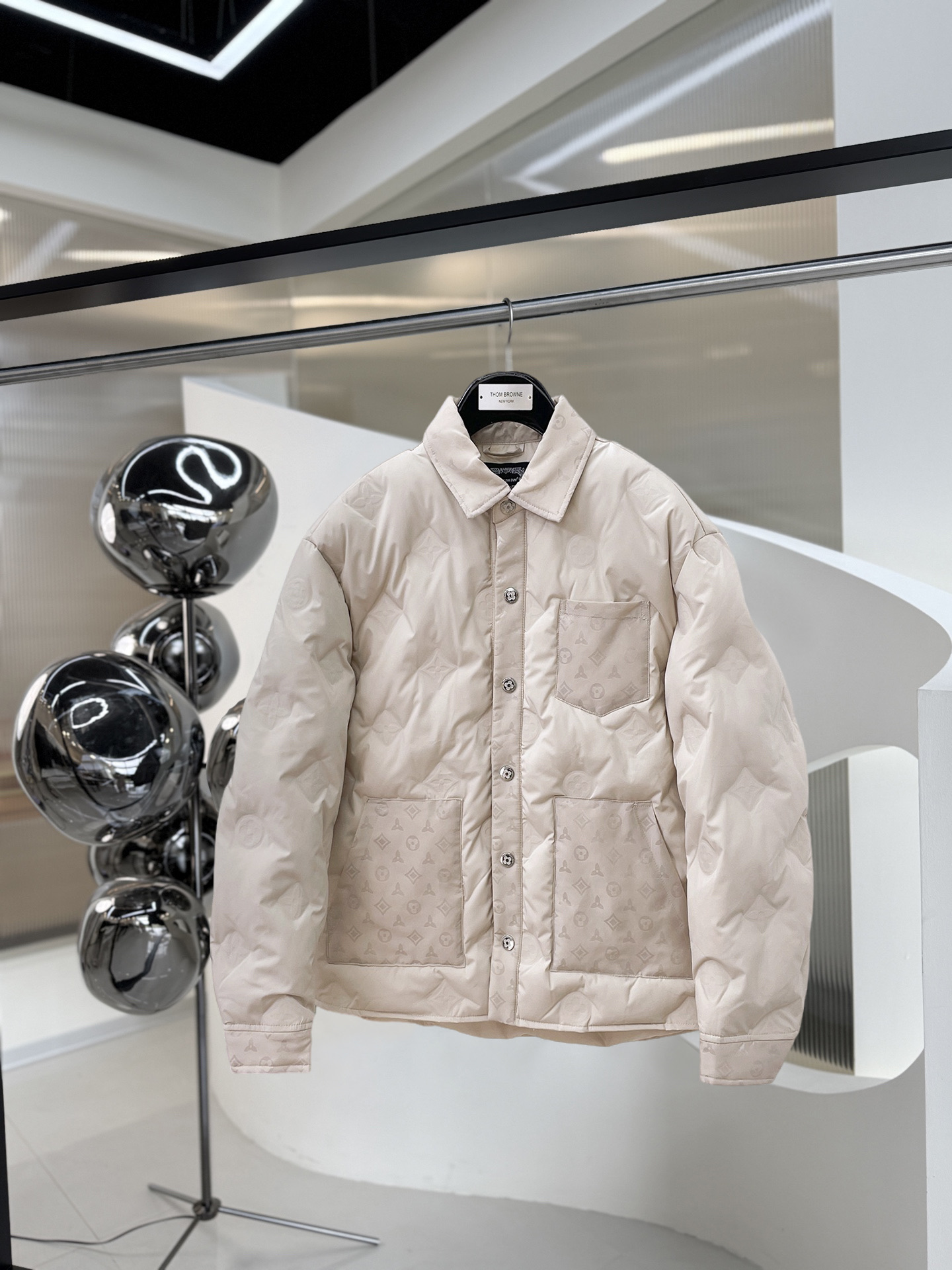 NO:626367,LV three-standard complete ss new winter down jacket, the new product on the show is in perfect condition, comfortable and warm, the color is full and attractive, the very outstanding design can easily enhance the fashion sense, the workmanship is extremely sophisticated and rigorous, and the wiring is neat and meticulous!  A masterpiece from a famous designer!  The upper body does not look bloated and is super handsome!  Available sizes M ~ XXXL,,louis vuitton,jackets & coats,down jacket,alexander wang19860909LV 三标齐全 ss冬季新款羽绒棉服外套,秀场新品品相非常完美,舒适保暖,色泽饱满诱人,非常出彩的设计,轻松将时髦感进阶,做工极为考究严谨,走线工整细致！大牌设计师巨作！上身不显臃肿、超级帅气！现货码数M ～ XXXL,,louis vuitton,jackets & coats,down jacket,alexander wang,Men's clothing