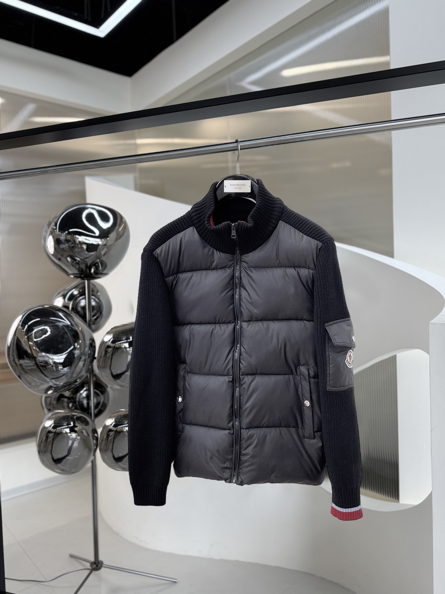 NO:626373,Mengkou, complete with three standards, ss new winter down jacket, the new product on the show is in perfect condition, comfortable and warm, the color is full and attractive, the very outstanding design can easily enhance the fashion sense, the workmanship is extremely sophisticated and rigorous, and the wiring is neat and meticulous!  A masterpiece from a famous designer!  The upper body does not look bloated and is super handsome!  Available sizes M ~ XXXL,,Moncler,jackets & coats,down jacket,alexander wang19860909蒙口 三标齐全 ss冬季新款羽绒棉服外套,秀场新品品相非常完美,舒适保暖,色泽饱满诱人,非常出彩的设计,轻松将时髦感进阶,做工极为考究严谨,走线工整细致！大牌设计师巨作！上身不显臃肿、超级帅气！现货码数M ～ XXXL,,Moncler,jackets & coats,down jacket,alexander wang,Men's clothing