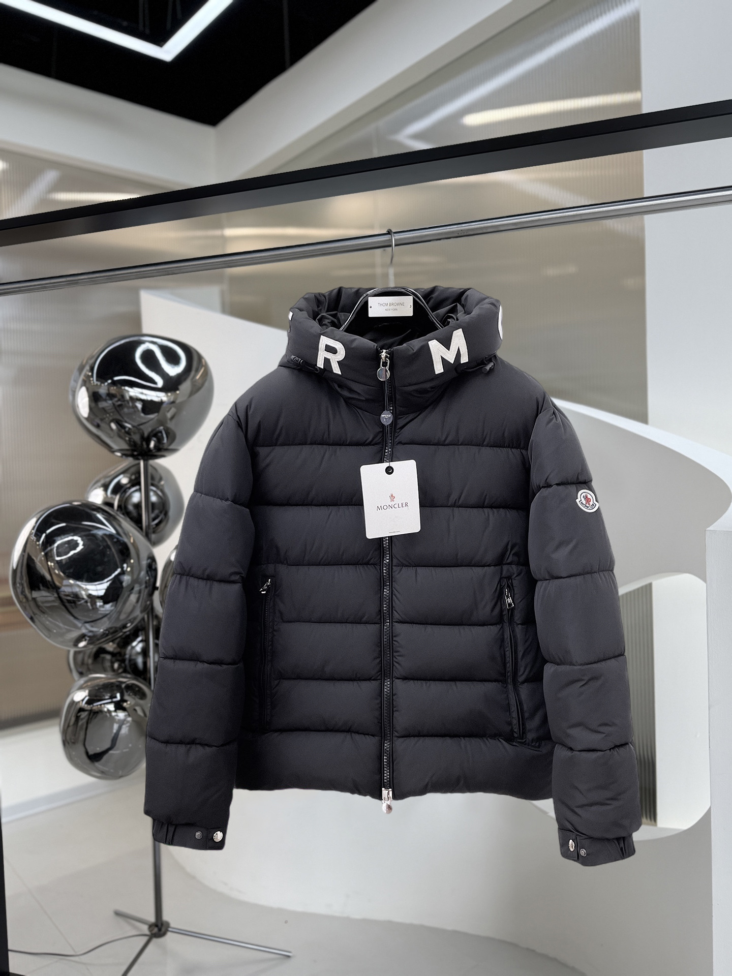 NO:626322,Mengkou, complete with three standards, ss new winter down jacket, the new product on the show is in perfect condition, comfortable and warm, the color is full and attractive, the very outstanding design can easily enhance the fashion sense, the workmanship is extremely sophisticated and rigorous, and the wiring is neat and meticulous!  A masterpiece from a famous designer!  The upper body does not look bloated and is super handsome!  Available sizes M ~ XXXL,,Moncler,jackets & coats,down jacket,alexander wang19860909蒙口 三标齐全 ss冬季新款羽绒棉服外套,秀场新品品相非常完美,舒适保暖,色泽饱满诱人,非常出彩的设计,轻松将时髦感进阶,做工极为考究严谨,走线工整细致！大牌设计师巨作！上身不显臃肿、超级帅气！现货码数M ～ XXXL,,Moncler,jackets & coats,down jacket,alexander wang,Men's clothing