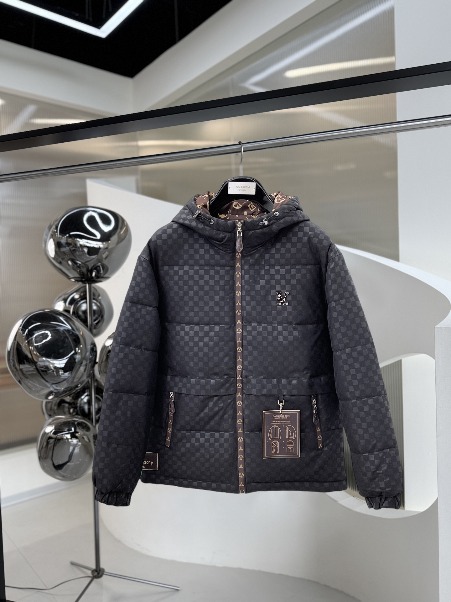 NO:626329,LV three-standard complete ss new winter down jacket, the new product on the show is in perfect condition, comfortable and warm, the color is full and attractive, the very outstanding design can easily enhance the fashion sense, the workmanship is extremely sophisticated and rigorous, and the wiring is neat and meticulous!  A masterpiece from a famous designer!  The upper body does not look bloated and is super handsome!  Available sizes M ~ XXXL,,louis vuitton,jackets & coats,down jacket,alexander wang19860909LV 三标齐全 ss冬季新款羽绒棉服外套,秀场新品品相非常完美,舒适保暖,色泽饱满诱人,非常出彩的设计,轻松将时髦感进阶,做工极为考究严谨,走线工整细致！大牌设计师巨作！上身不显臃肿、超级帅气！现货码数M ～ XXXL,,louis vuitton,jackets & coats,down jacket,alexander wang,Men's clothing