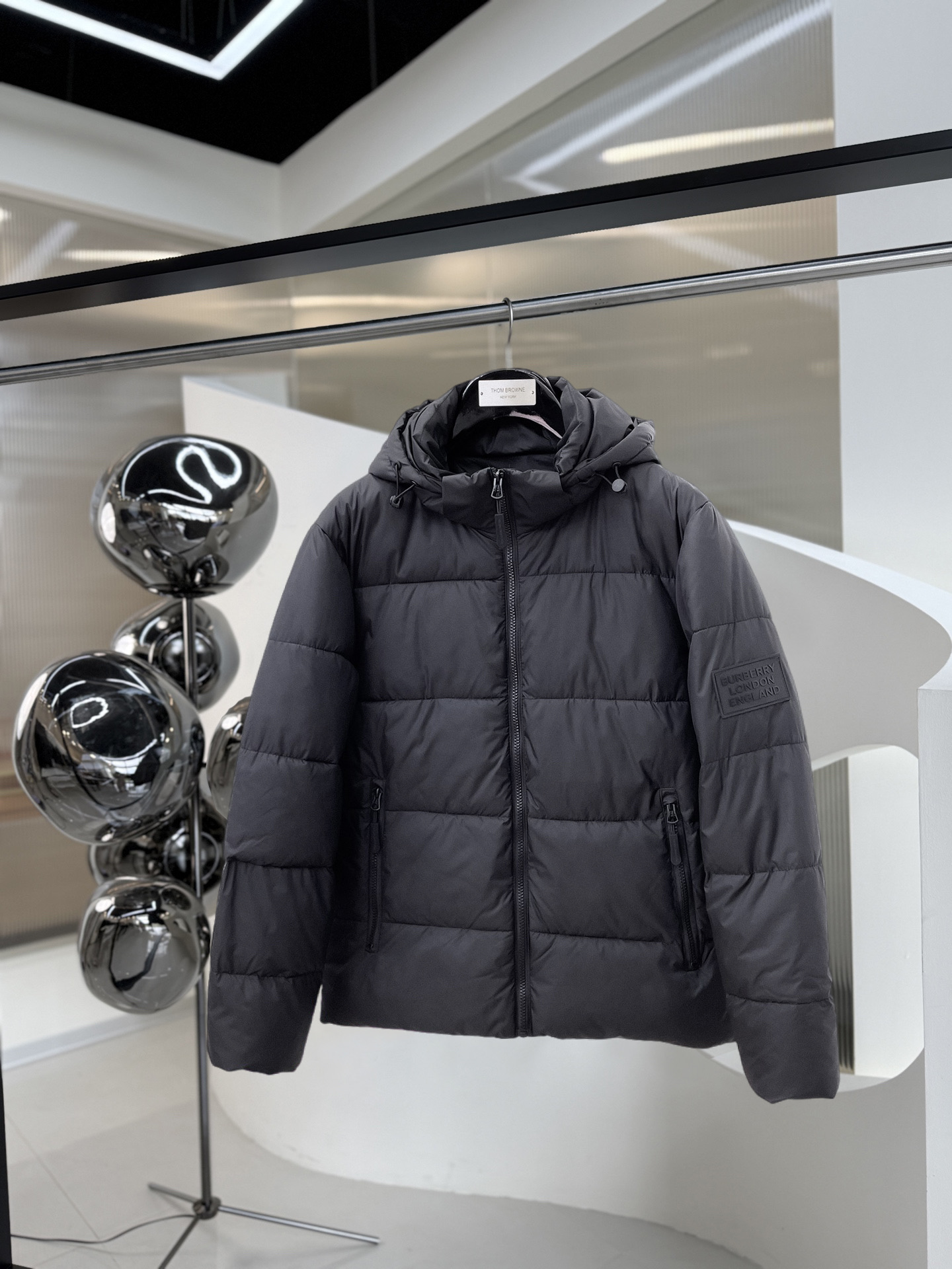 NO:626336,Burberry's three-standard complete ss new winter down jacket, the new product on the show is in perfect condition, comfortable and warm, the color is full and attractive, the very outstanding design can easily enhance the fashion sense, the workmanship is extremely sophisticated and rigorous, and the wiring is neat and meticulous!  A masterpiece from a famous designer!  The upper body does not look bloated and is super handsome!  Available sizes M ~ XXXL,,burberry,jackets & coats,down jacket,alexander wang19860909巴宝莉 三标齐全 ss冬季新款羽绒棉服外套,秀场新品品相非常完美,舒适保暖,色泽饱满诱人,非常出彩的设计,轻松将时髦感进阶,做工极为考究严谨,走线工整细致！大牌设计师巨作！上身不显臃肿、超级帅气！现货码数M ～ XXXL,,burberry,jackets & coats,down jacket,alexander wang,Men's clothing