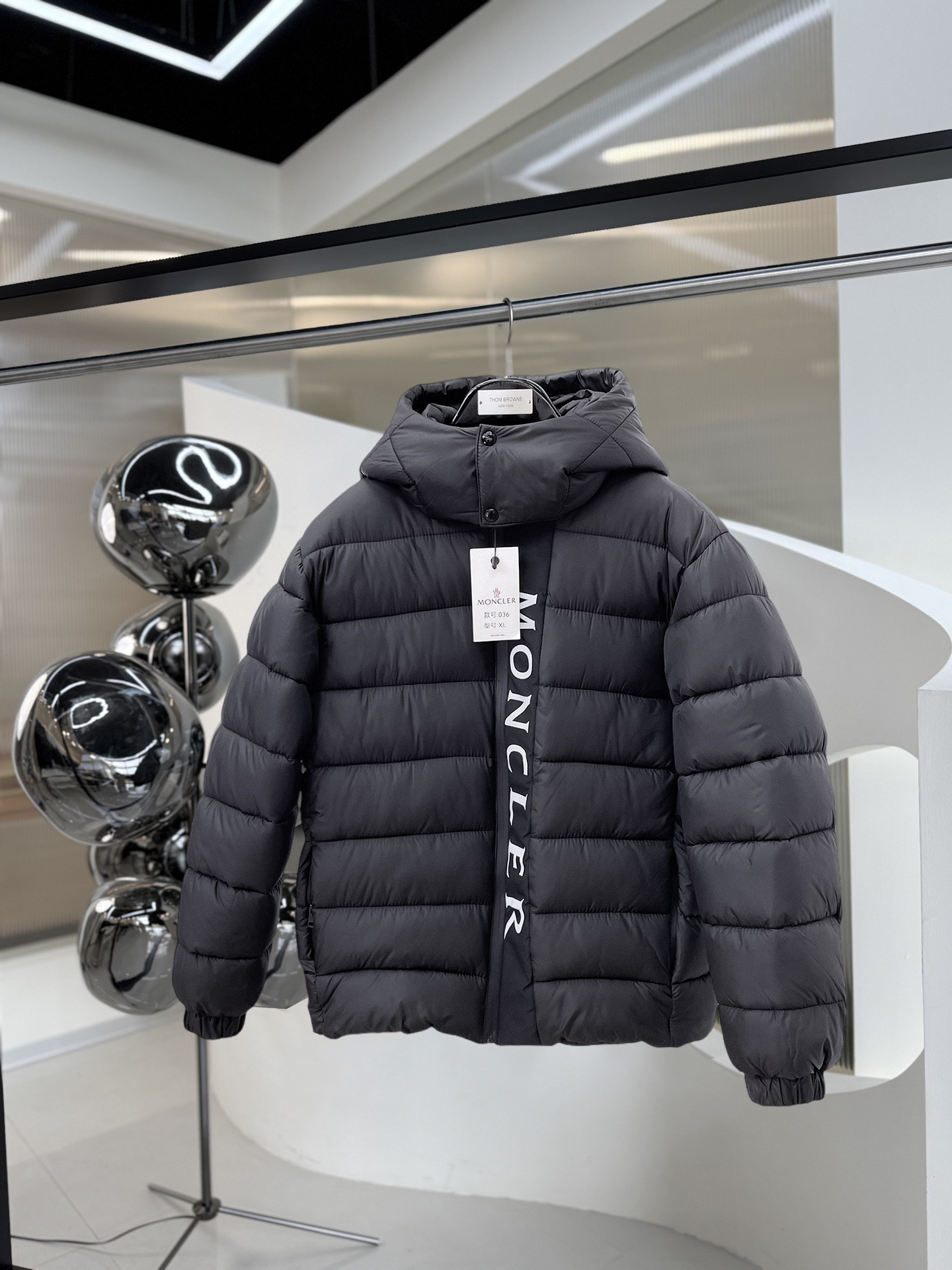 NO:626343,Mengkou, complete with three standards, ss new winter down jacket, the new product on the show is in perfect condition, comfortable and warm, the color is full and attractive, the very outstanding design can easily enhance the fashion sense, the workmanship is extremely sophisticated and rigorous, and the wiring is neat and meticulous!  A masterpiece from a famous designer!  The upper body does not look bloated and is super handsome!  Available sizes M ~ XXXL,,Moncler,jackets & coats,down jacket,alexander wang19860909蒙口 三标齐全 ss冬季新款羽绒棉服外套,秀场新品品相非常完美,舒适保暖,色泽饱满诱人,非常出彩的设计,轻松将时髦感进阶,做工极为考究严谨,走线工整细致！大牌设计师巨作！上身不显臃肿、超级帅气！现货码数M ～ XXXL,,Moncler,jackets & coats,down jacket,alexander wang,Men's clothing