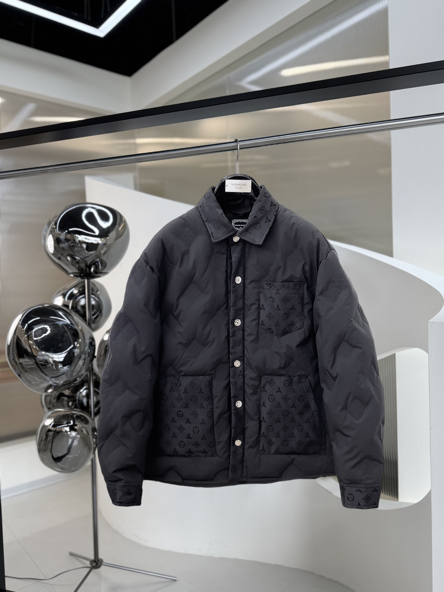 NO:626350,LV three-standard complete ss new winter down jacket, the new product on the show is in perfect condition, comfortable and warm, the color is full and attractive, the very outstanding design can easily enhance the fashion sense, the workmanship is extremely sophisticated and rigorous, and the wiring is neat and meticulous!  A masterpiece from a famous designer!  The upper body does not look bloated and is super handsome!  Available sizes M ~ XXXL,,louis vuitton,jackets & coats,down jacket,alexander wang19860909LV 三标齐全 ss冬季新款羽绒棉服外套,秀场新品品相非常完美,舒适保暖,色泽饱满诱人,非常出彩的设计,轻松将时髦感进阶,做工极为考究严谨,走线工整细致！大牌设计师巨作！上身不显臃肿、超级帅气！现货码数M ～ XXXL,,louis vuitton,jackets & coats,down jacket,alexander wang,Men's clothing